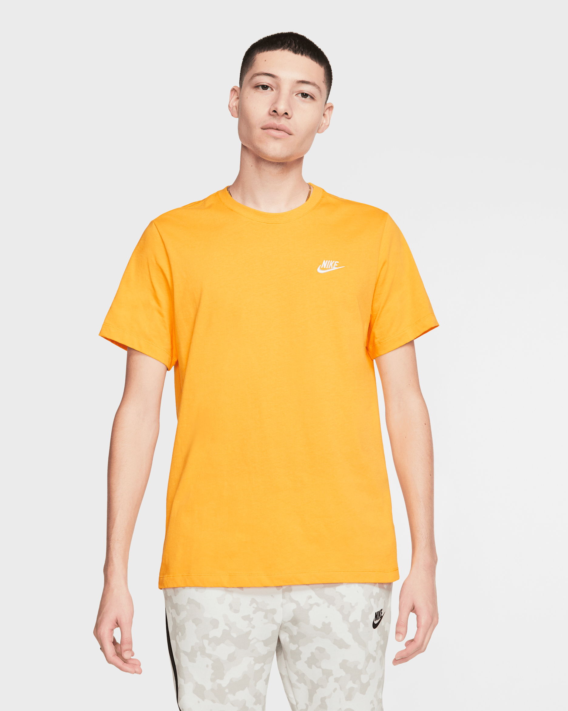 Nike Sportswear Club 男款 T 恤 - University Gold/白色