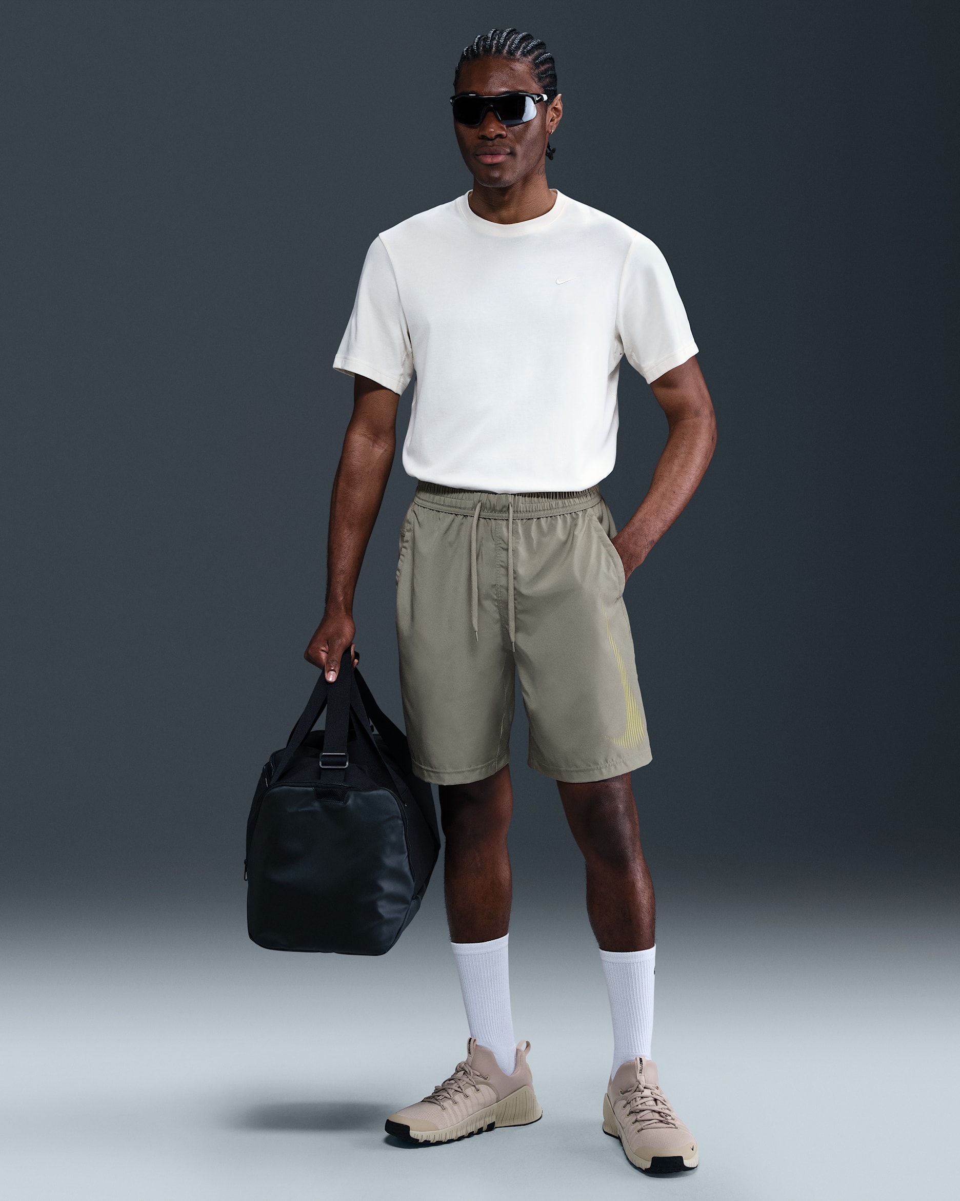 Nike Form Shorts versátiles Dri-FIT de 23 cm sin forro para hombre - Militar claro/Oro Saturno