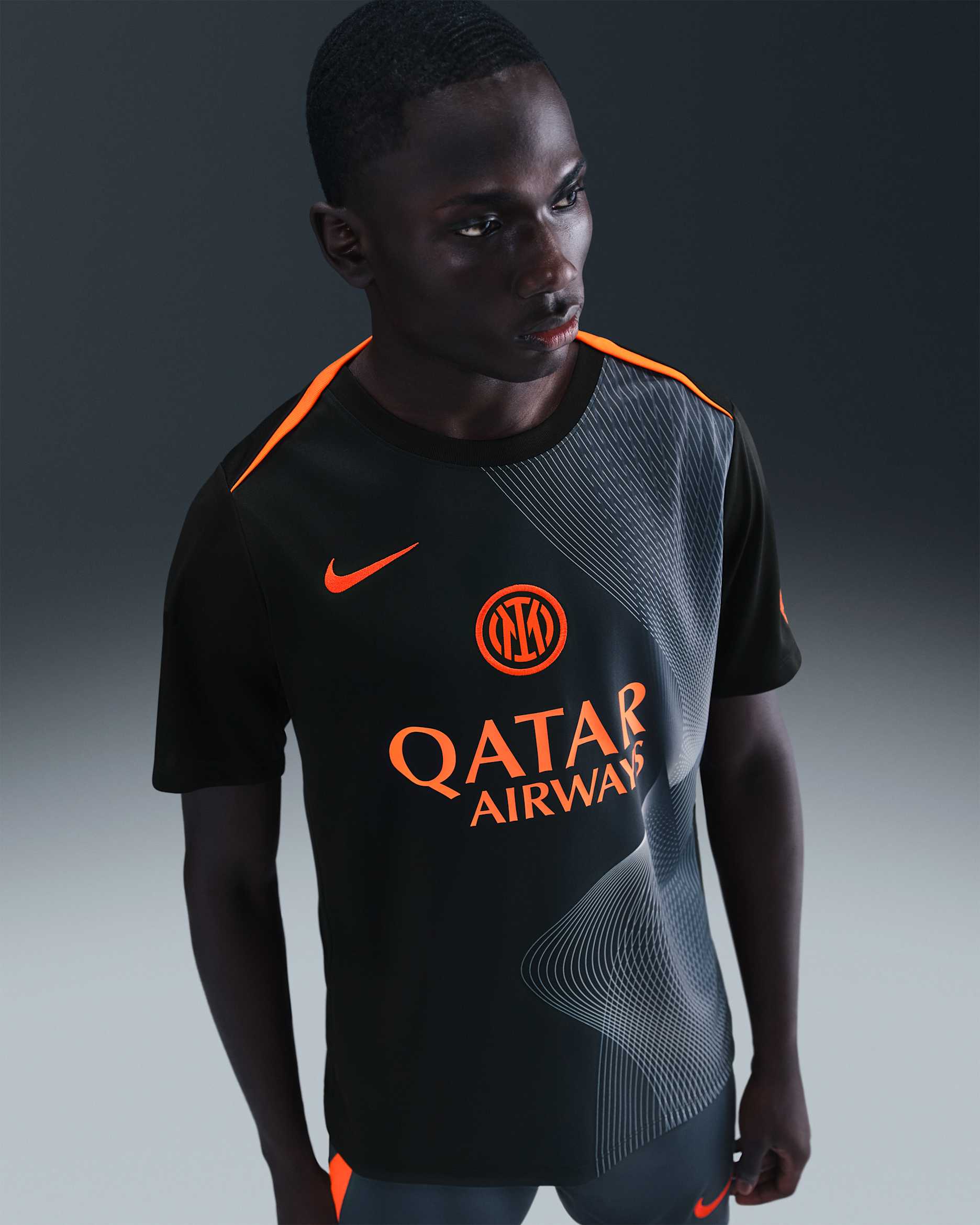 Maglia da calcio pre-partita Nike Dri-FIT Total 90 Inter Academy Pro da uomo – Terza - Nero/Thunder Blue/Safety Orange