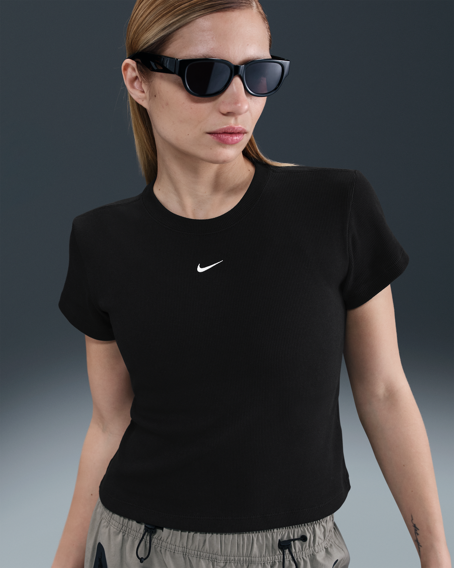 Playera de manga corta de tela de canalé ajustada para mujer Nike Sportswear - Negro