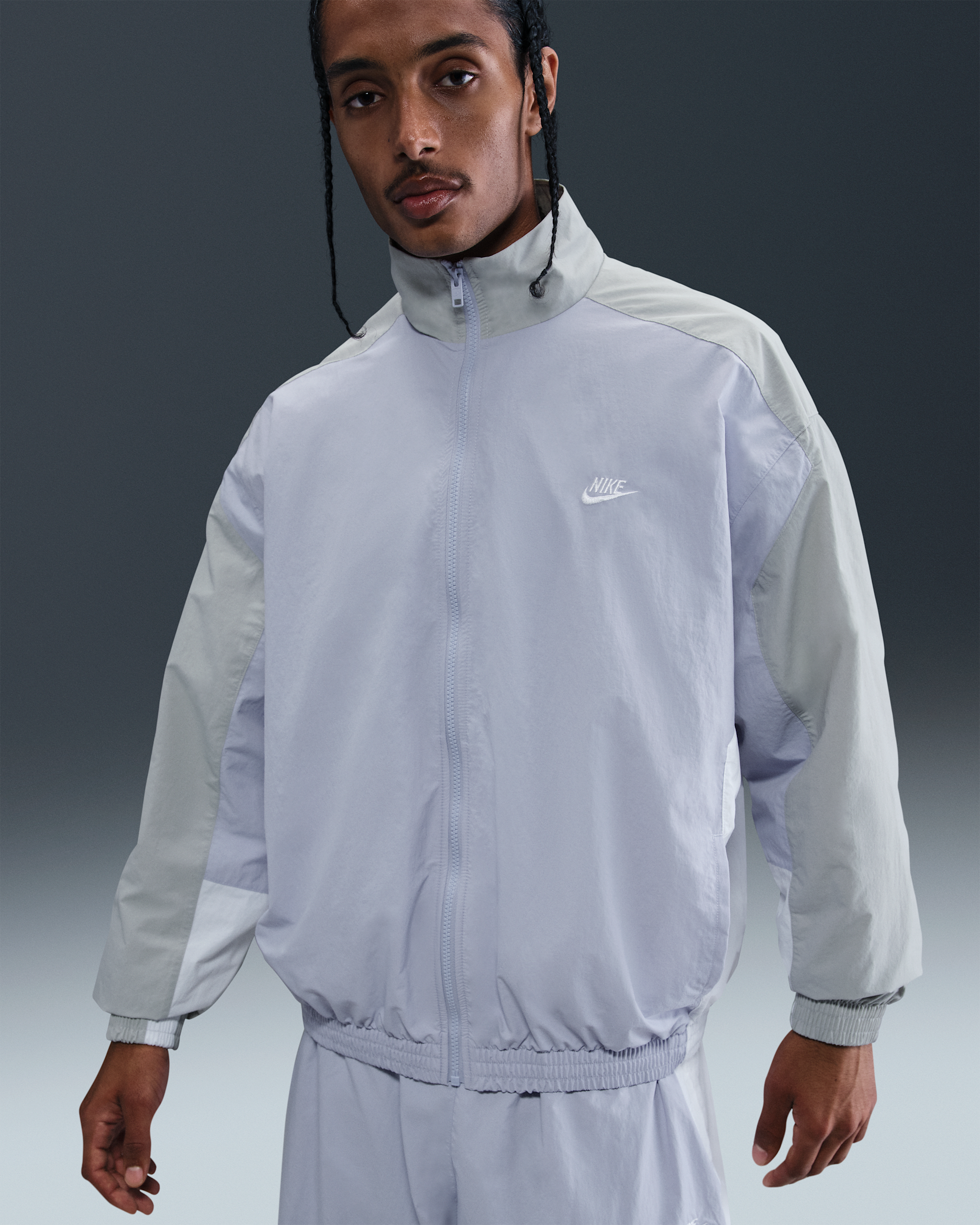 Chamarra deportiva de tejido Woven oversized para hombre Nike Club - Fantasma/Gris humo claro/Blanco/Blanco