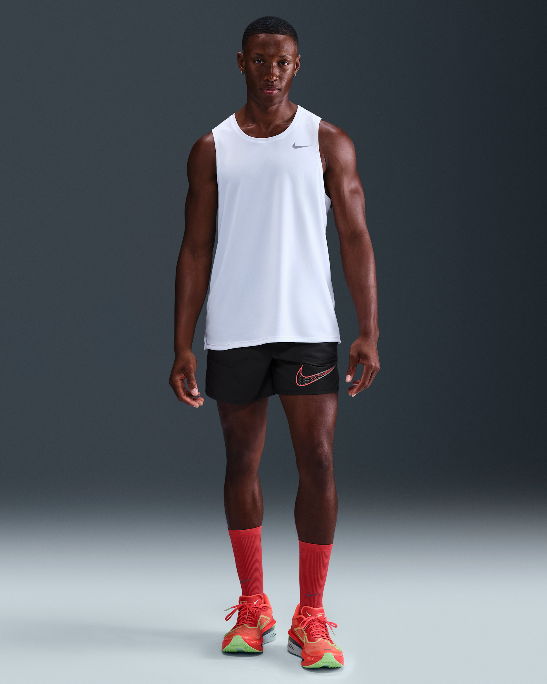 Shorts de correr Dri-FIT de 13 cm con forro de ropa interior para hombre Nike Stride - Negro/Carmesí brillante