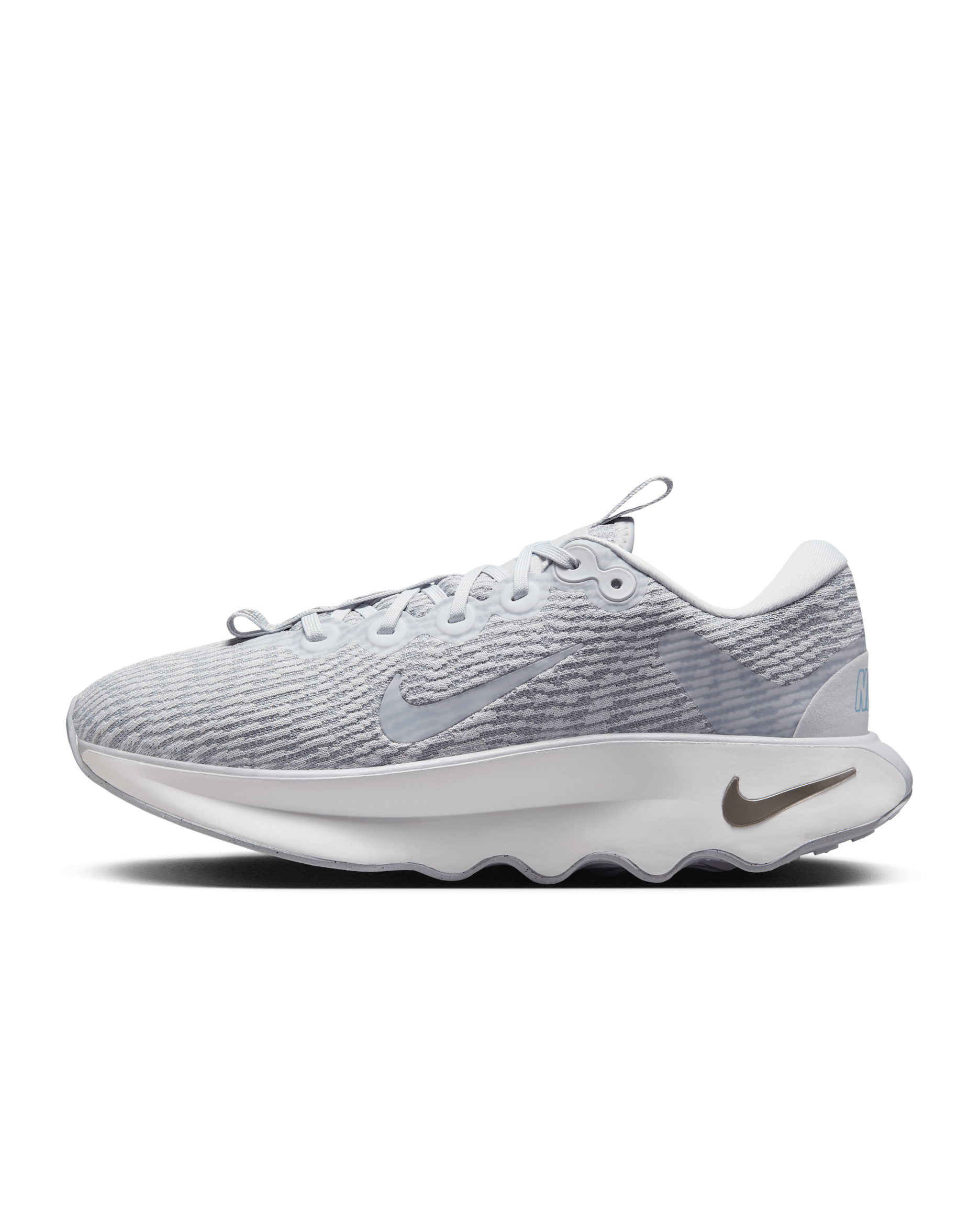 Tenis de caminata para mujer Nike Motiva - Polvo fotón/Gris humo claro/Peltre metalizado/Polvo fotón