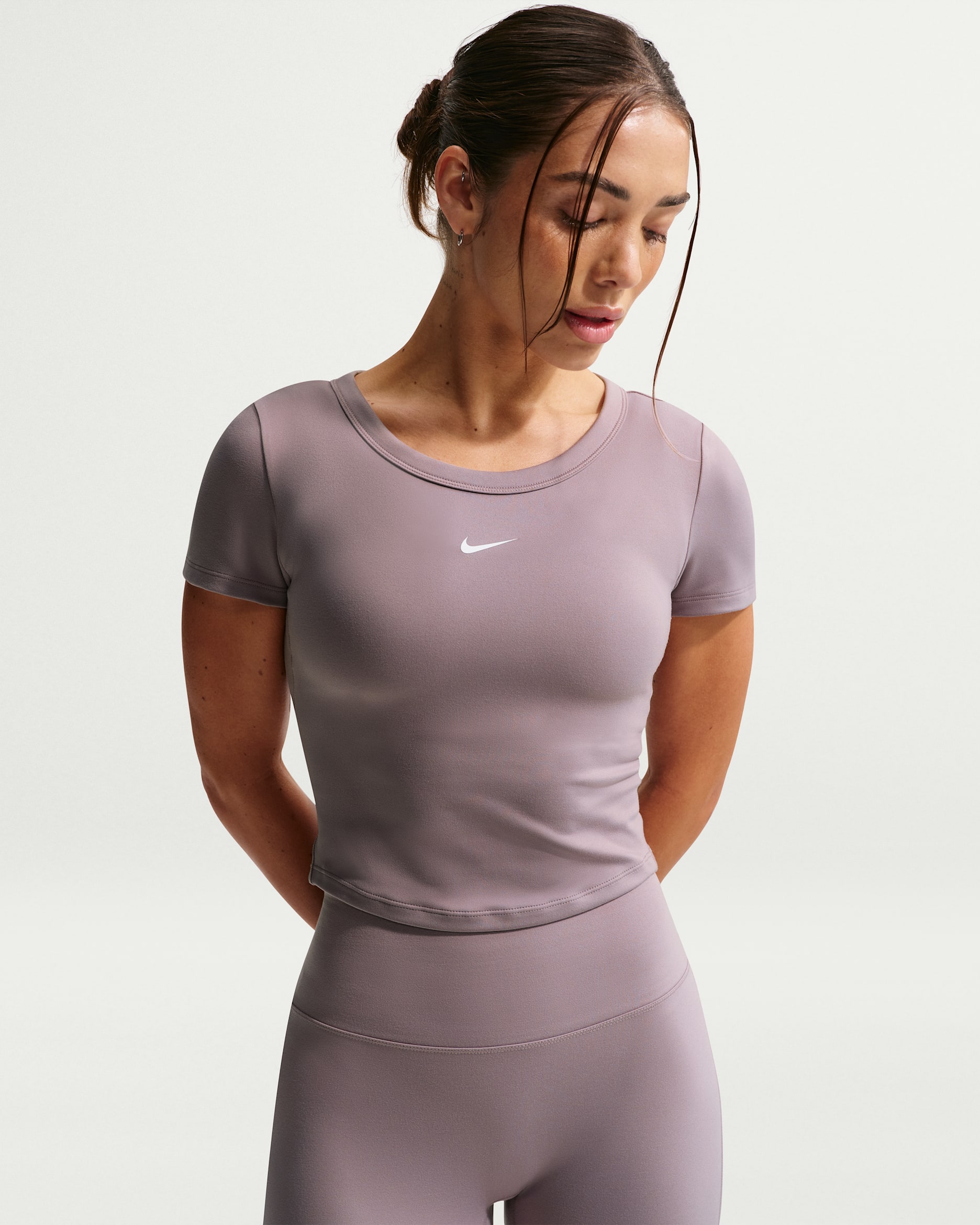 Nike One Fitted 女款 Dri-FIT 短袖短版上衣 - Light Violet Ore/白色
