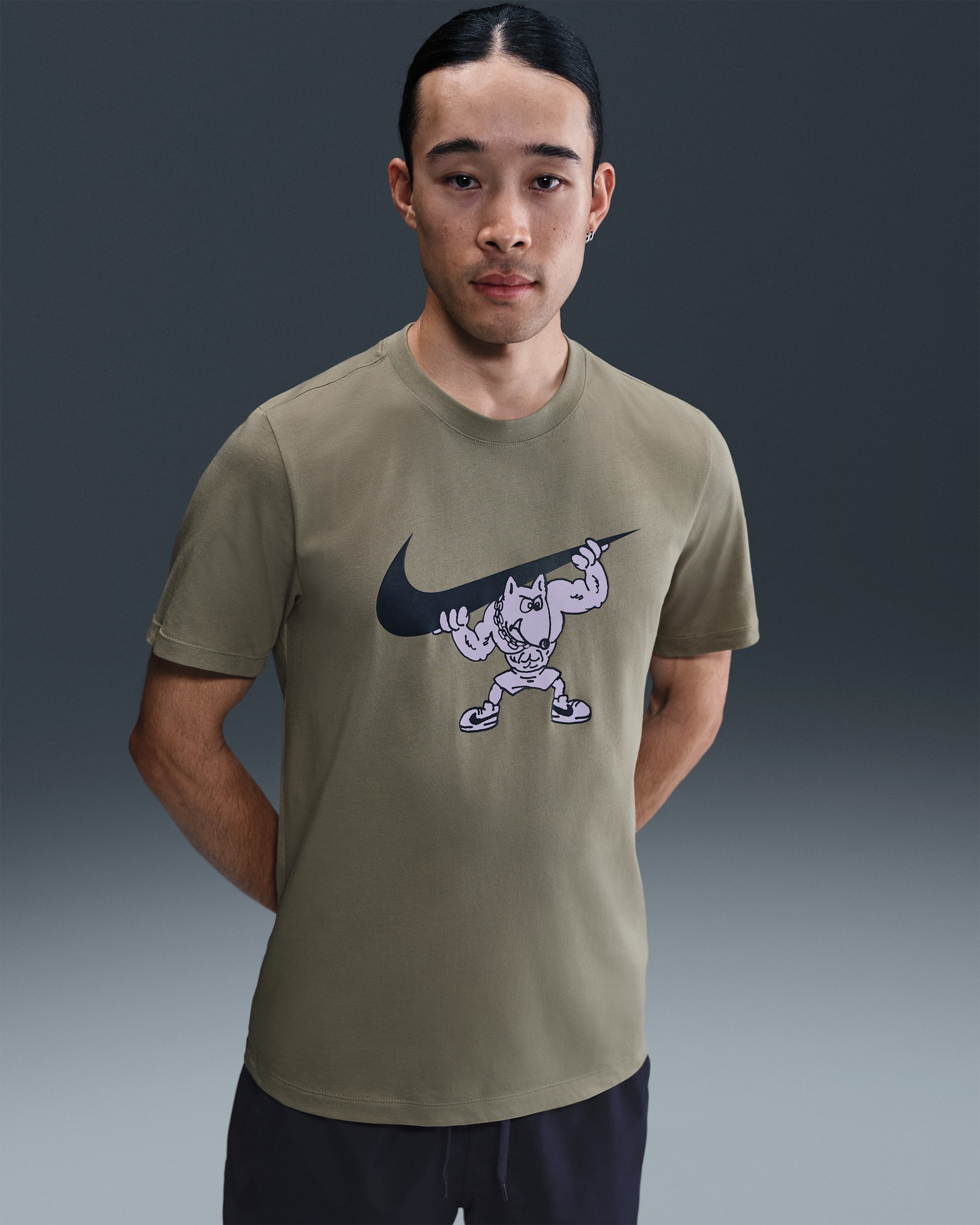 ナイキ メンズ フィットネス Tシャツ - ライトアーミー