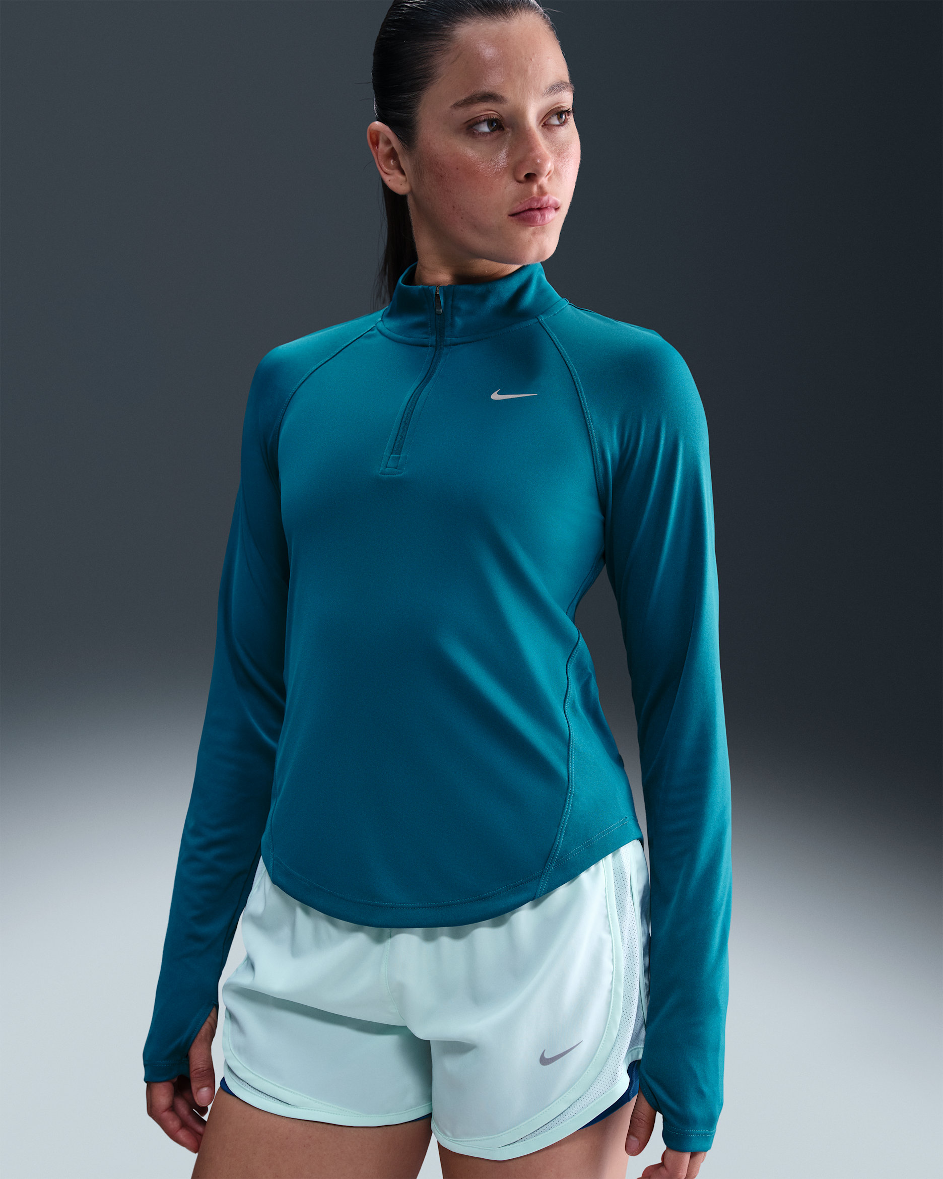 Playera de running Dri-FIT de cierre de 1/4 para mujer Nike Tempo Swoosh Run - Verde abismo/Negro