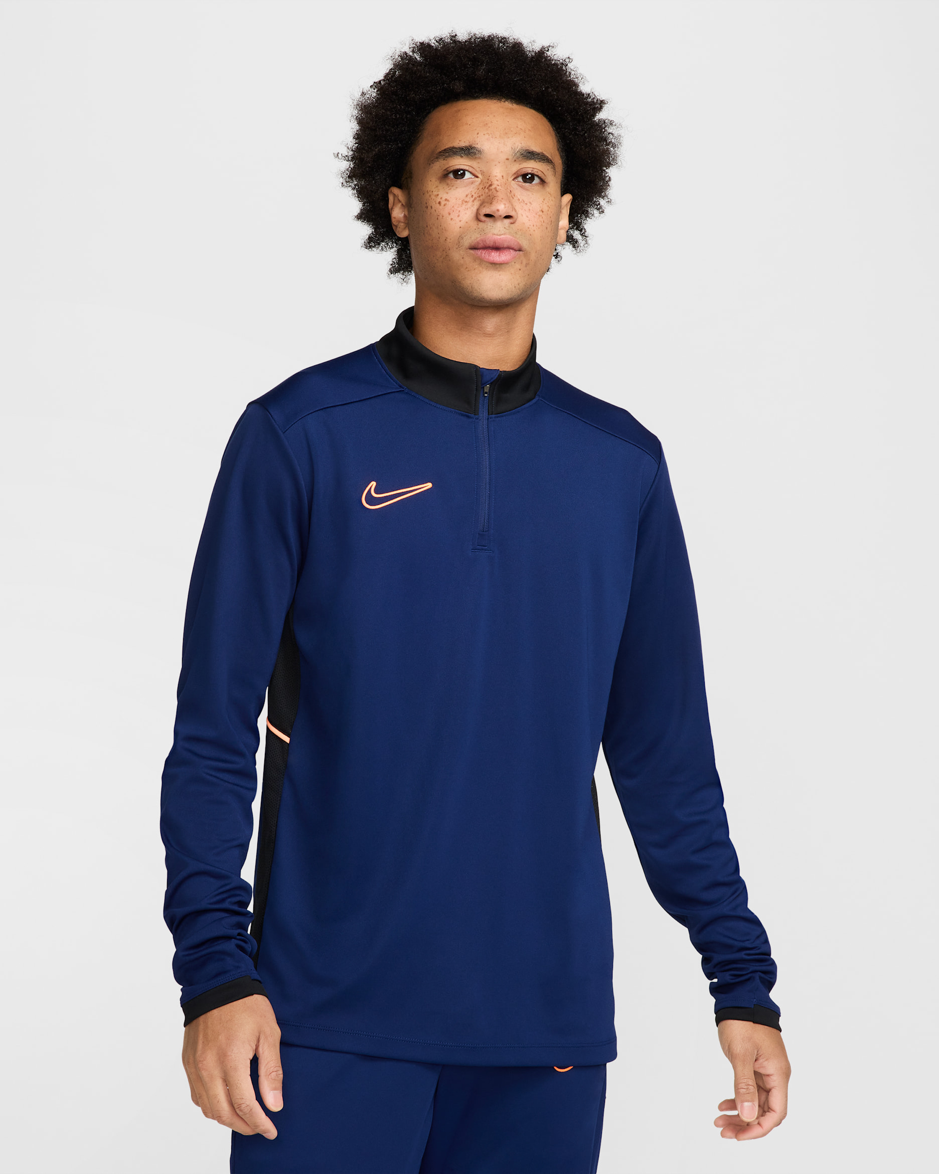 Playera de entrenamiento de fútbol Dri-FIT para hombre Nike Academy - Azul vacío/Negro/Naranja pulso