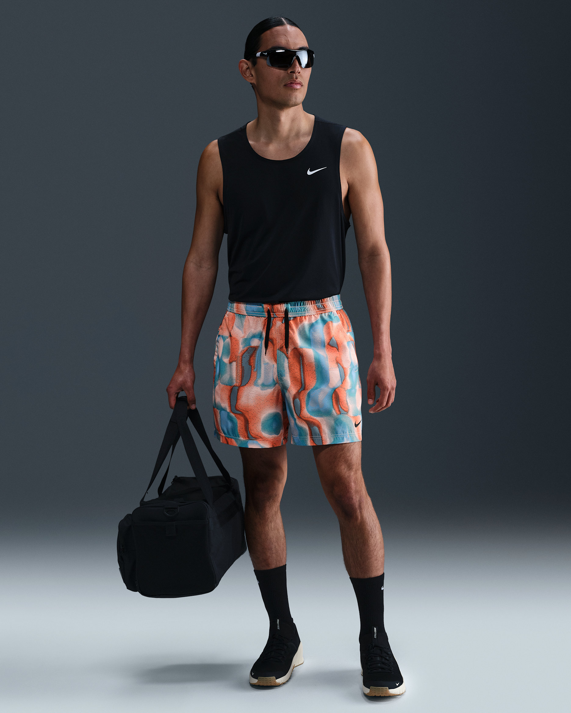 Shorts versátiles Dri-FIT de 13 cm sin forro para hombre Nike Form - Coral lavado/Negro