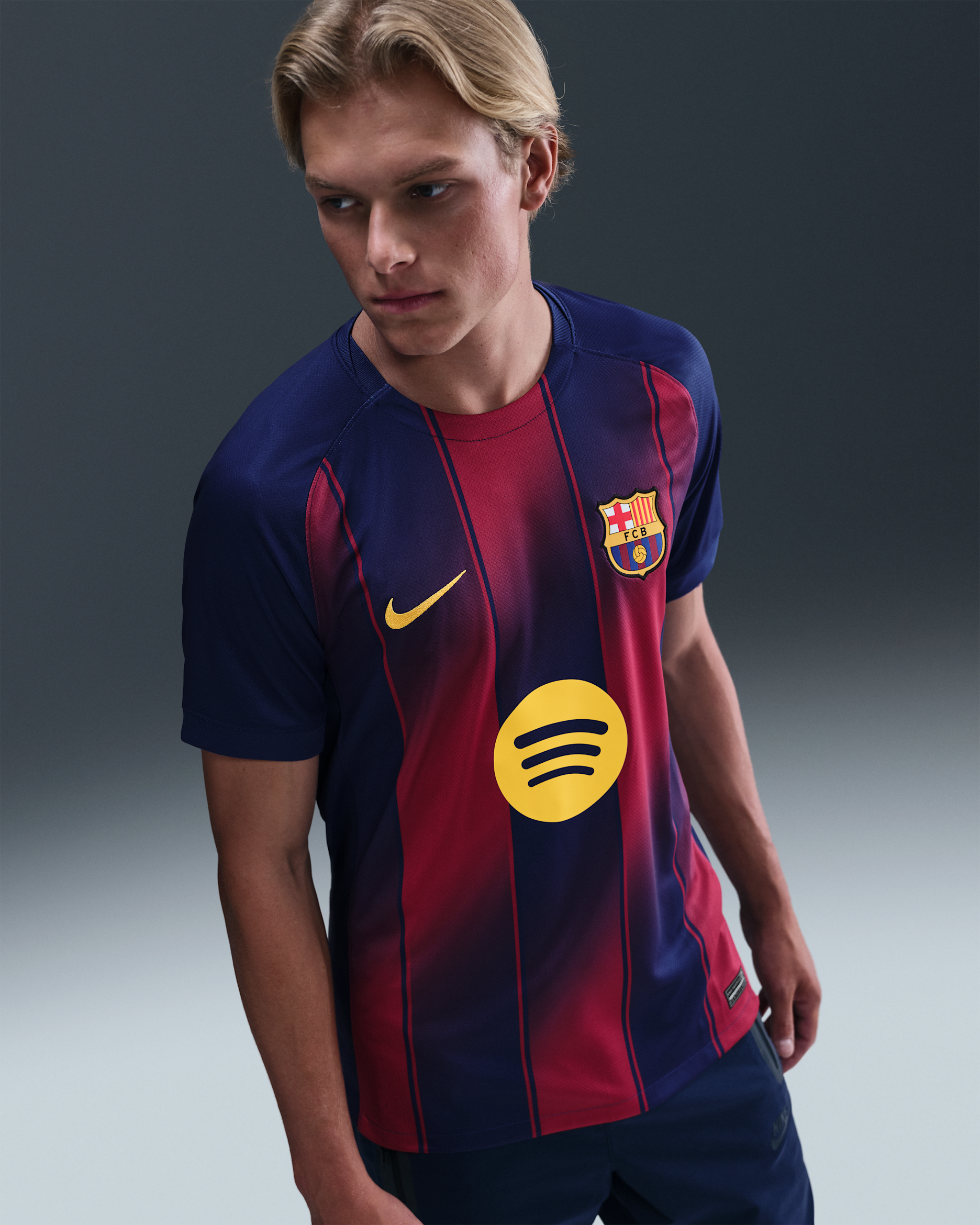 FCバルセロナ 2025/26 スタジアム ホーム メンズ ナイキ Dri-FIT サッカー レプリカ ユニフォーム - ディープロイヤルブルー/ディープロイヤルブルー/ノーブルレッド/ミッドウェストゴールド