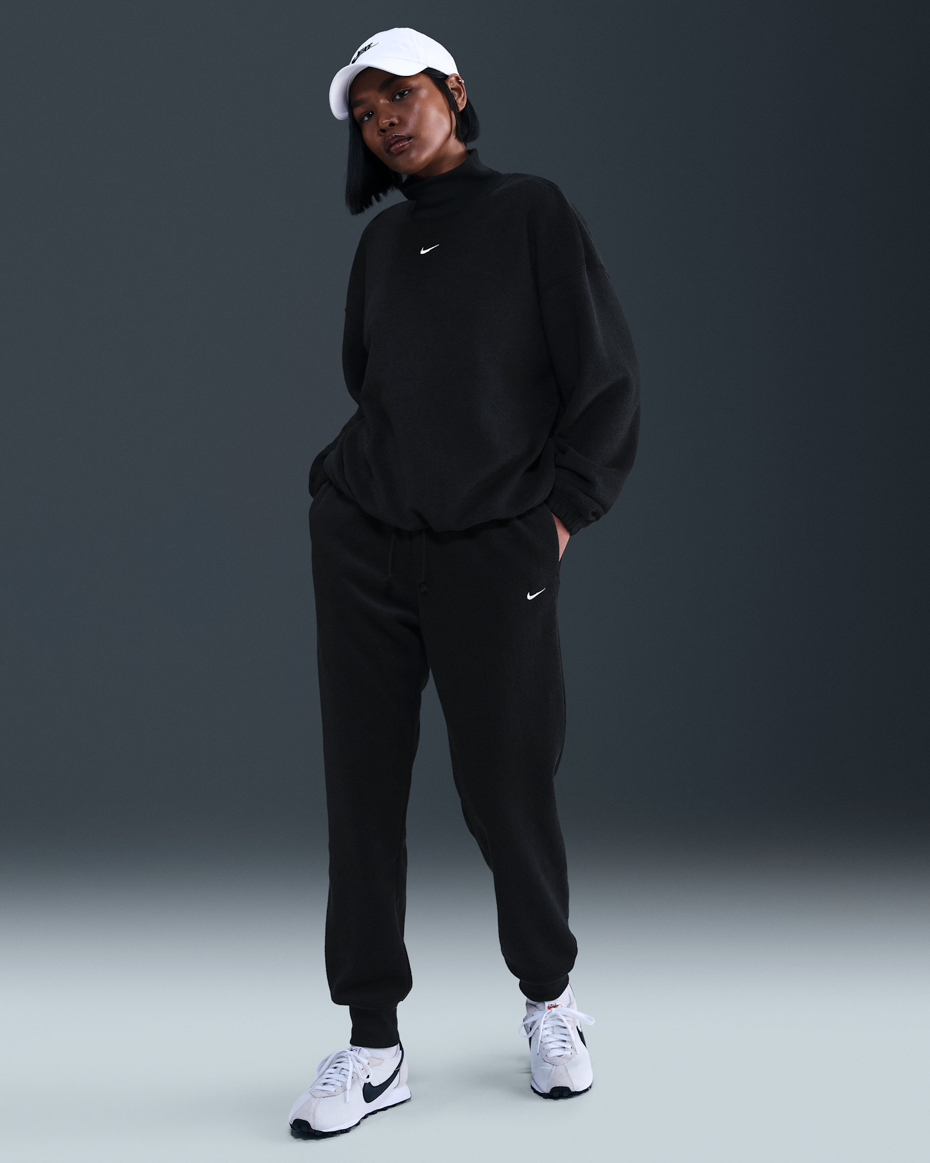 Pants de tejido Fleece de tiro medio cómodos para mujer Nike Sportswear Phoenix Plush - Negro/Vela