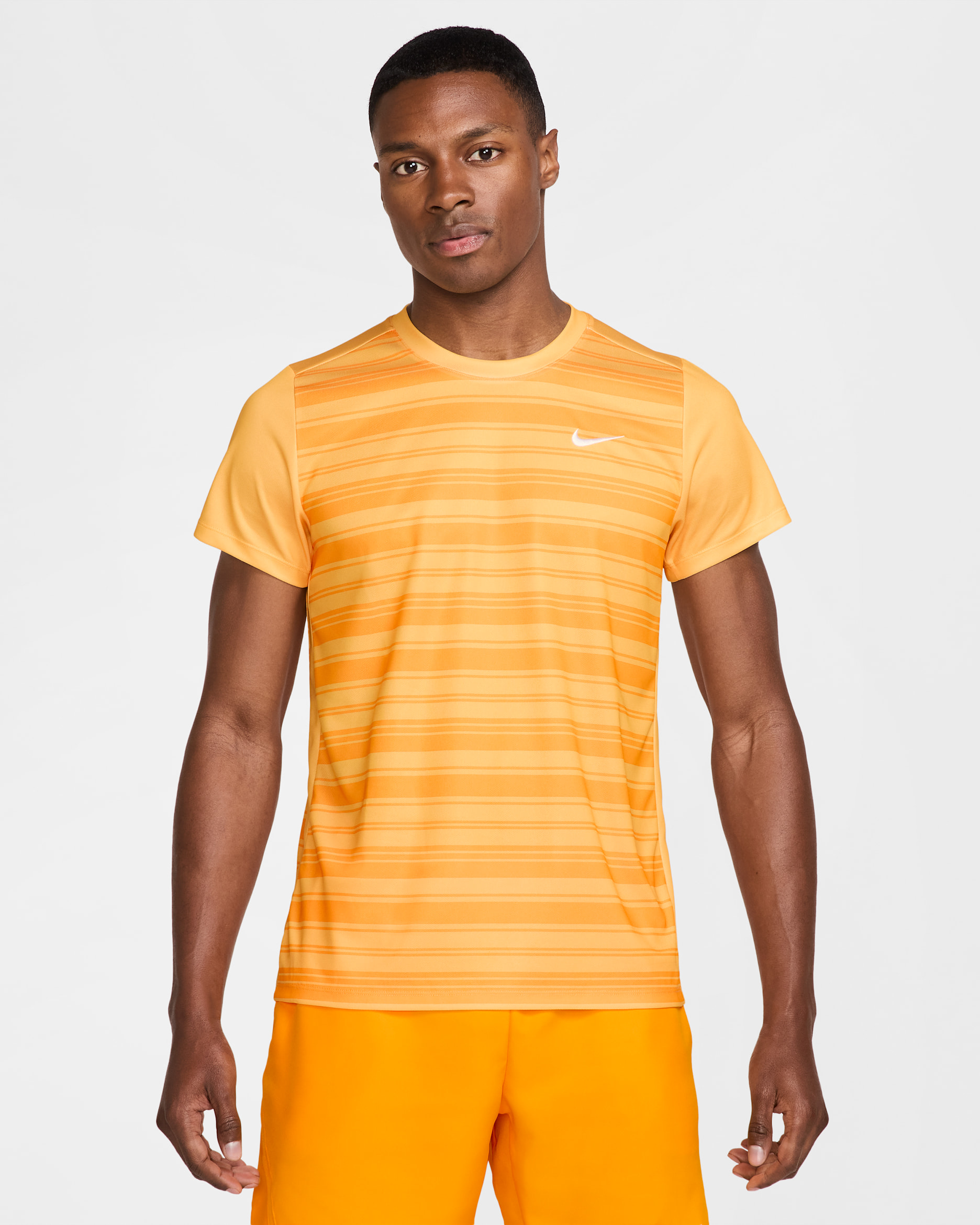 Playera de tenis Dri-FIT para hombre NikeCourt Victory - Oro topacio/Reloj de sol/Blanco