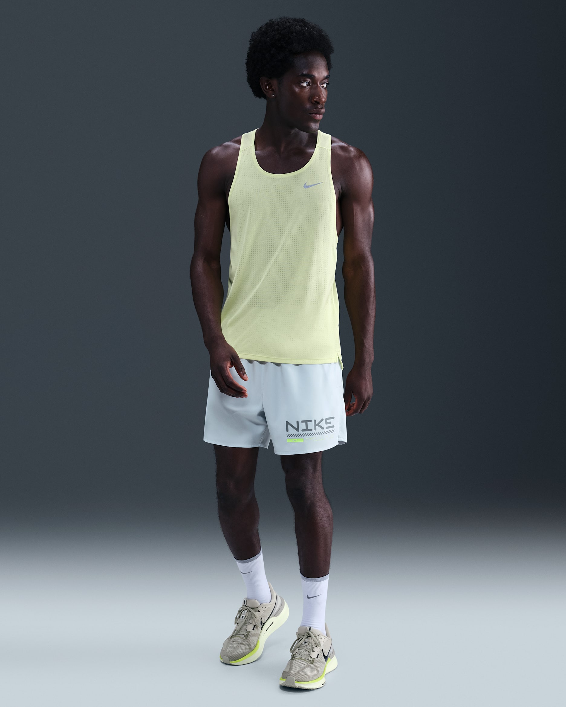 Shorts de correr de 13 cm acondicionados para el invierno 2 en 1 para hombre Nike Challenger - Platino puro/Gris humo claro/Volt