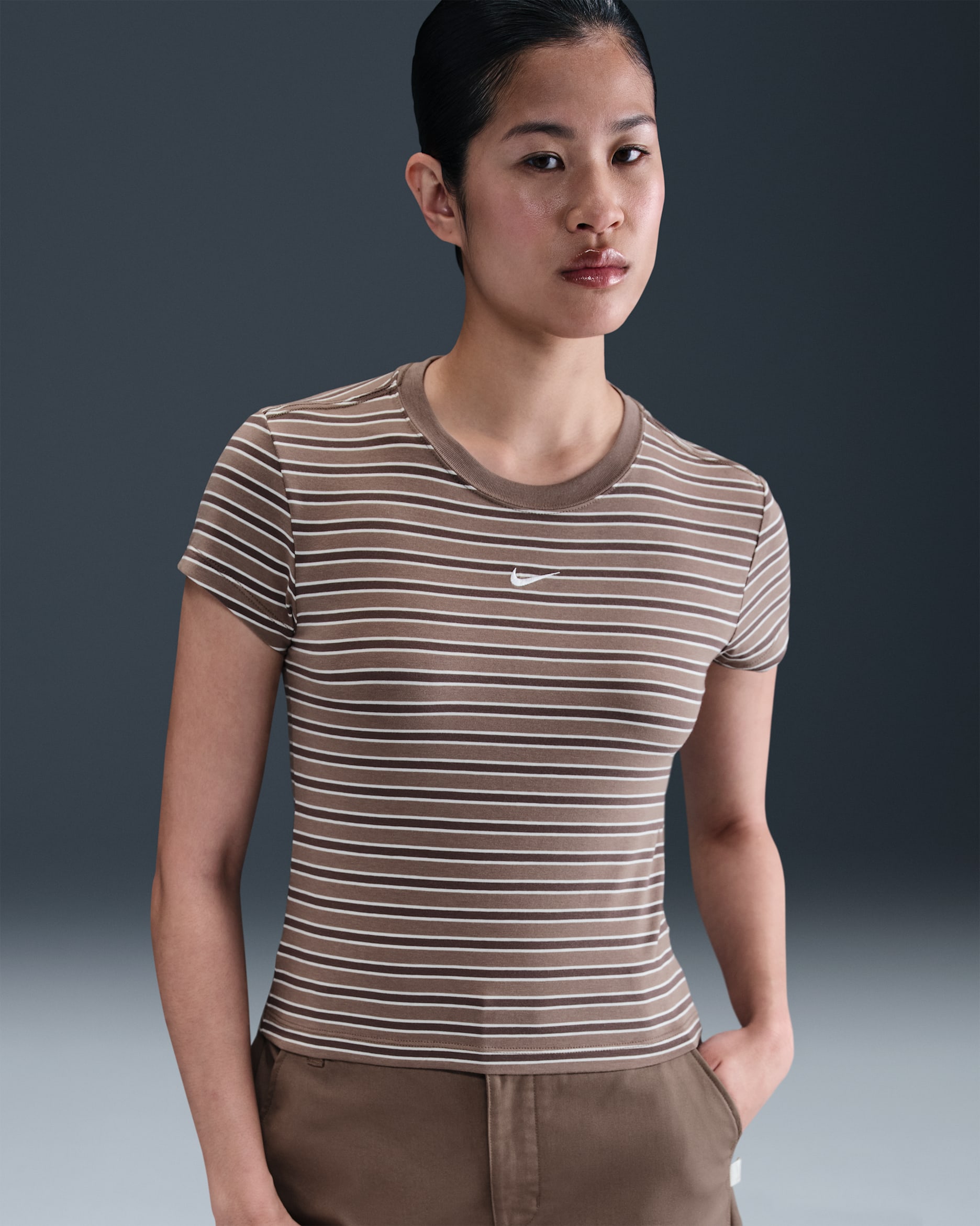 ナイキ スポーツウェア チル ニット ウィメンズ スリム ストライプド Tシャツ - ミンクブラウン