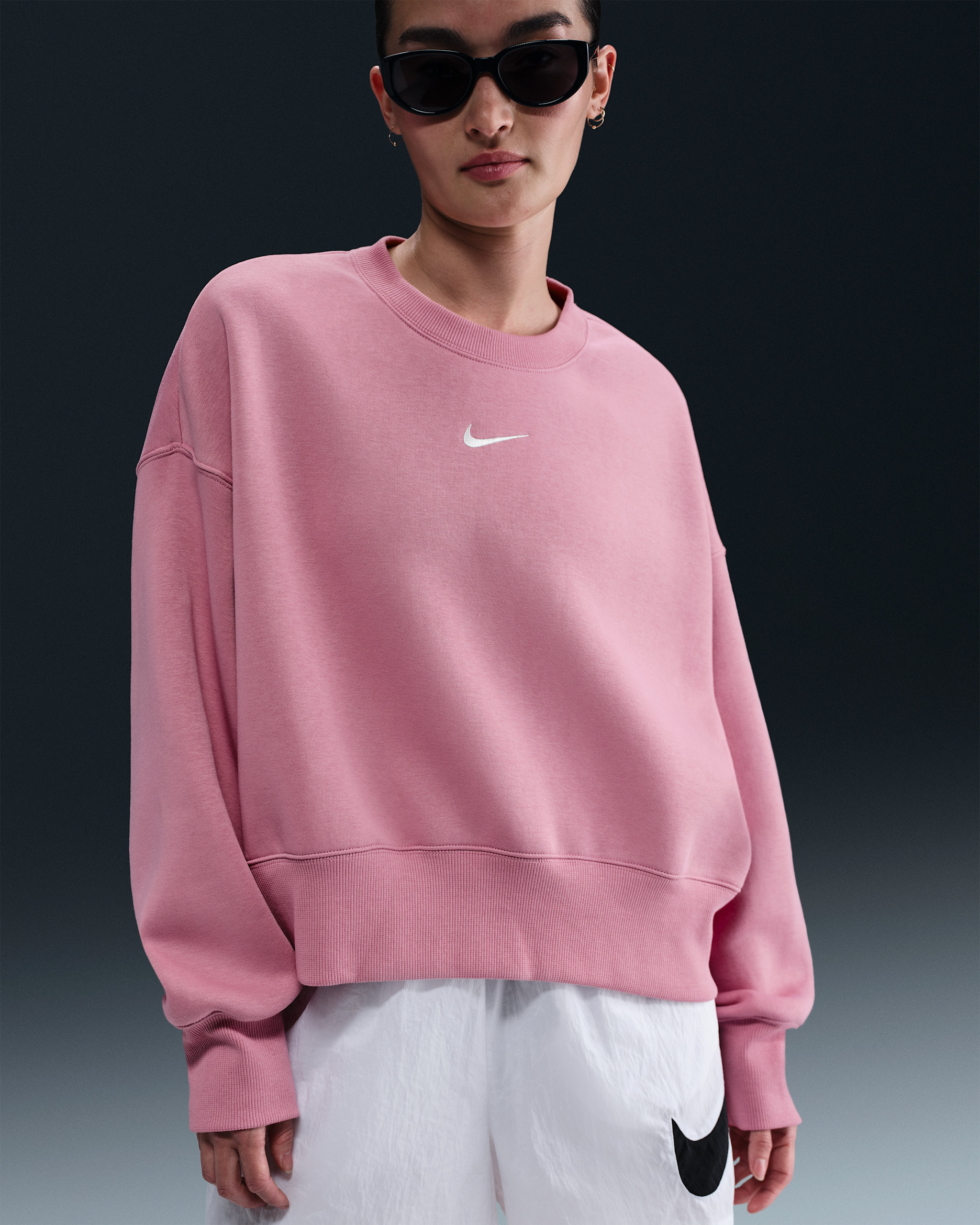 나이키 스포츠웨어 피닉스 플리스 여성 오버-오버사이즈 크루넥 스웻셔츠 - 엘리멘탈 핑크/세일