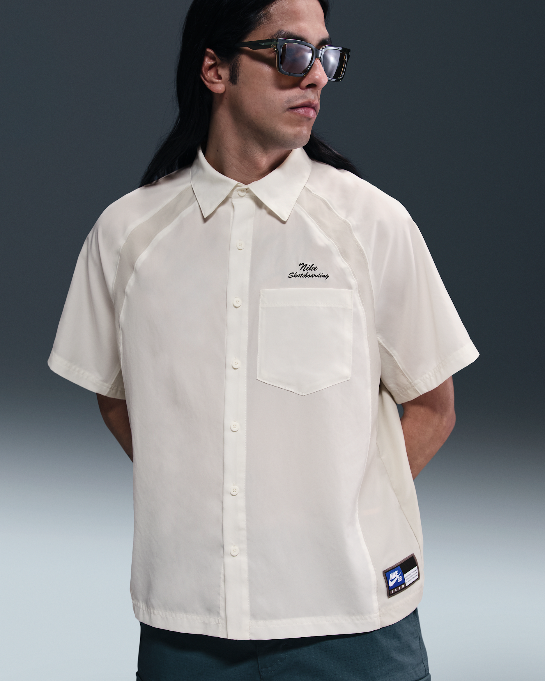 Nike SB Dri-FIT Kurzarm-Bowler-Shirt aus Webmaterial - Sail/Light Bone/Schwarz