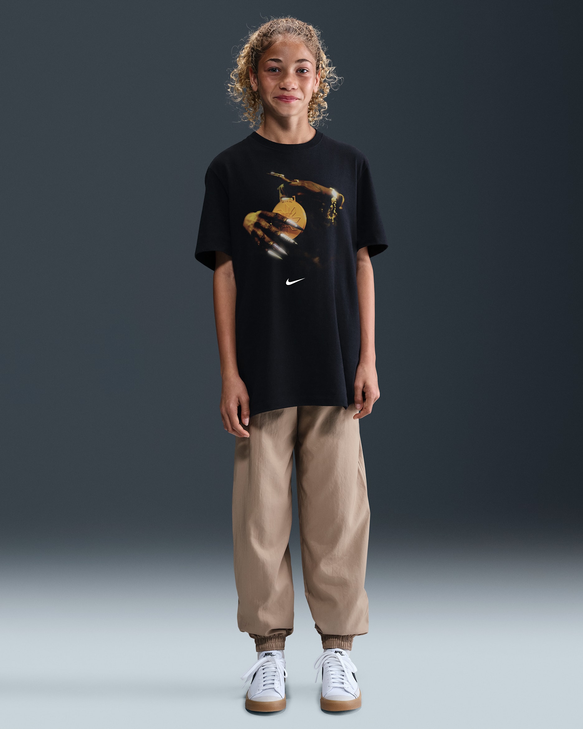 Playera de correr Nike para niños talla grande Sha'Carri Richardson "So Win" - Negro