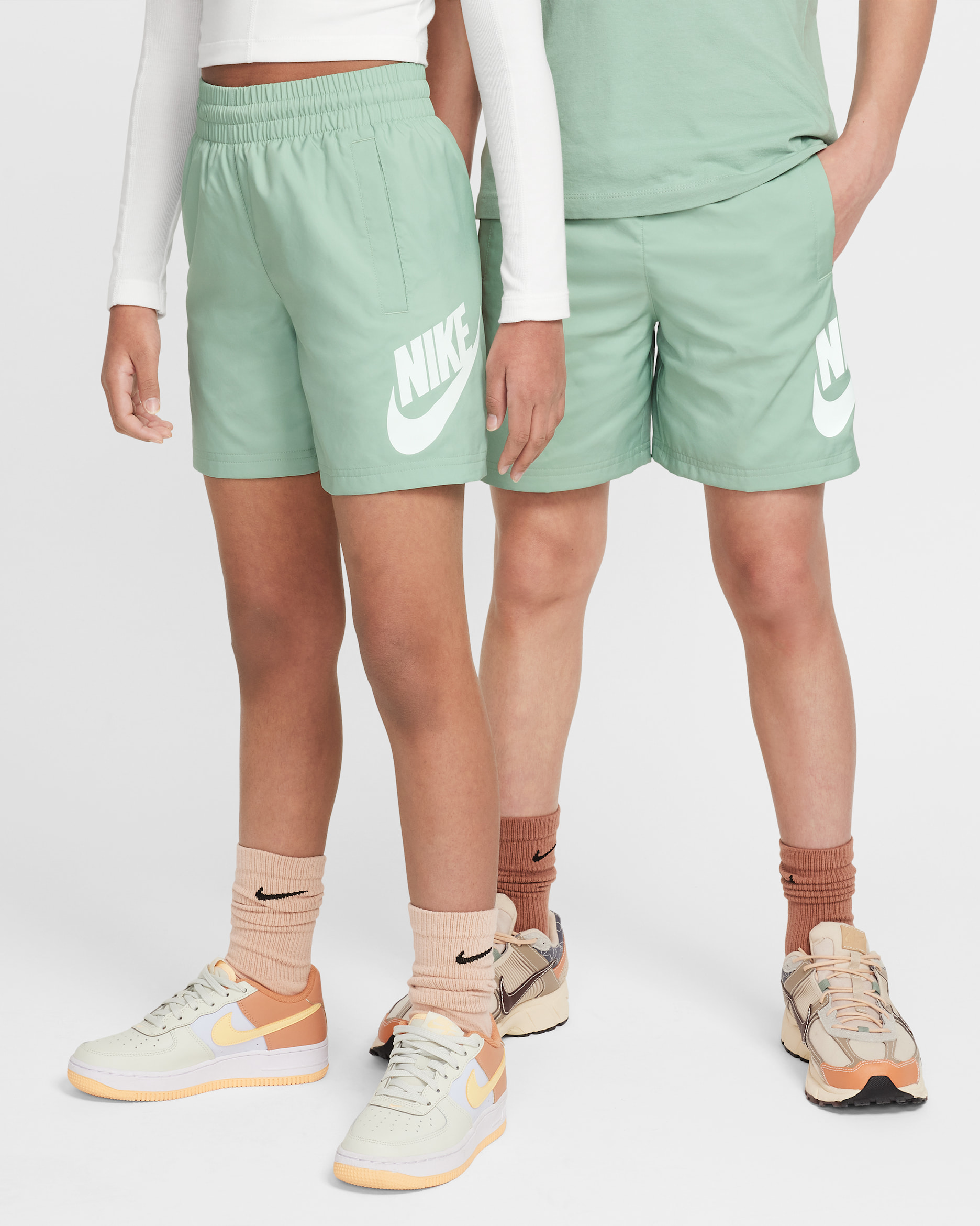 Nike Sportswear Club 15 cm-s, szőtt rövidnadrág nagyobb gyerekeknek - Steam/Fehér