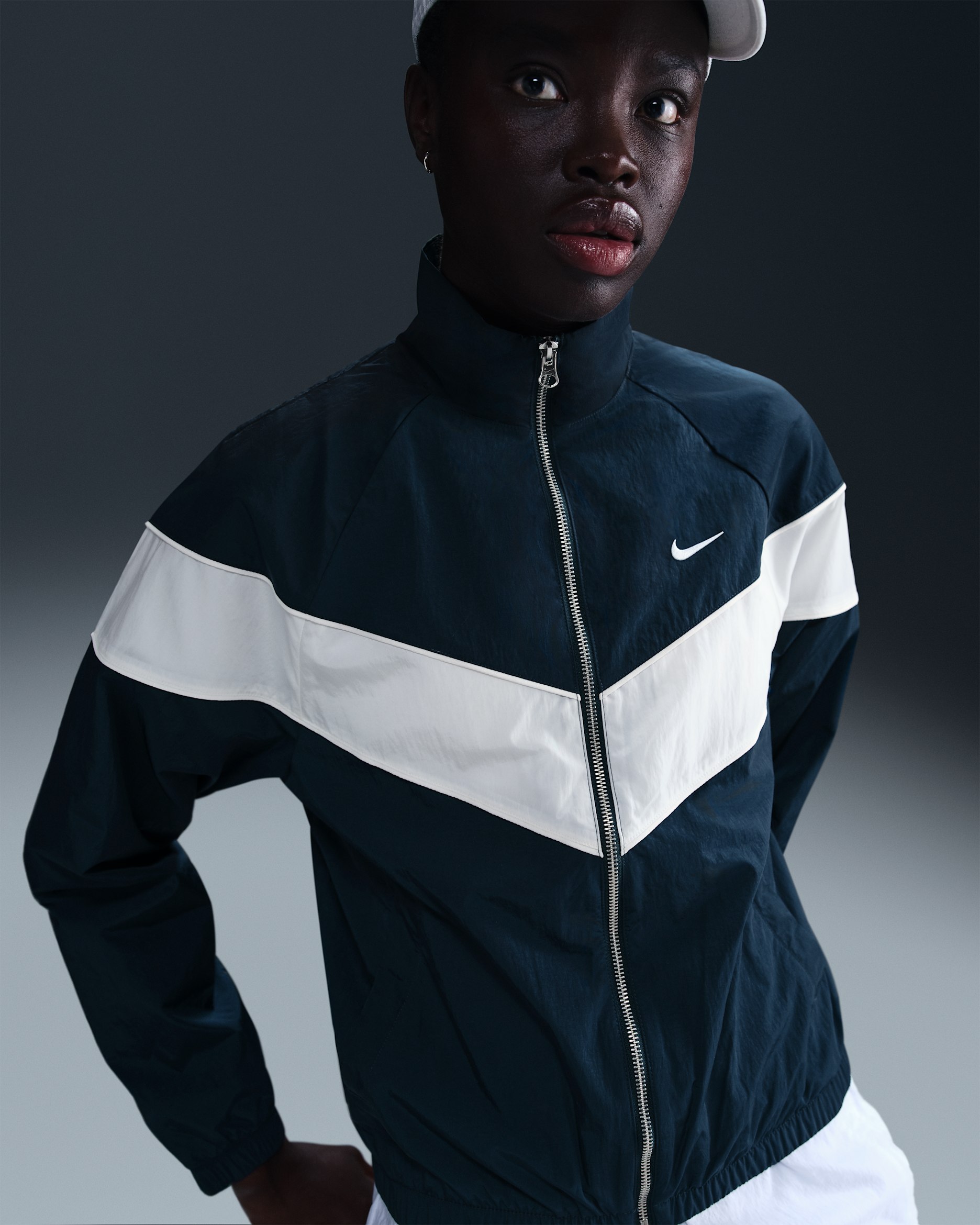 Chamarra de tejido Woven holgada de cierre completo con protección UV para mujer Nike Windrunner - Azul marino militar/Vela/Blanco