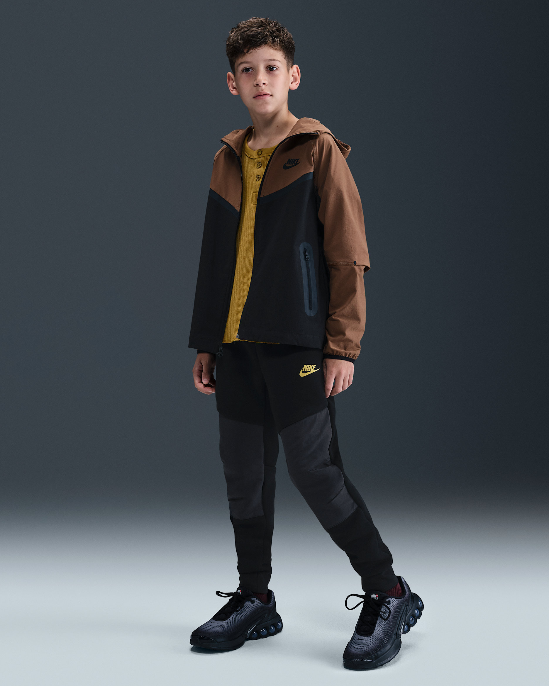 Pantalon de jogging Nike Sportswear Tech Fleece pour ado - Noir/Dark Smoke Grey/Metallic Gold