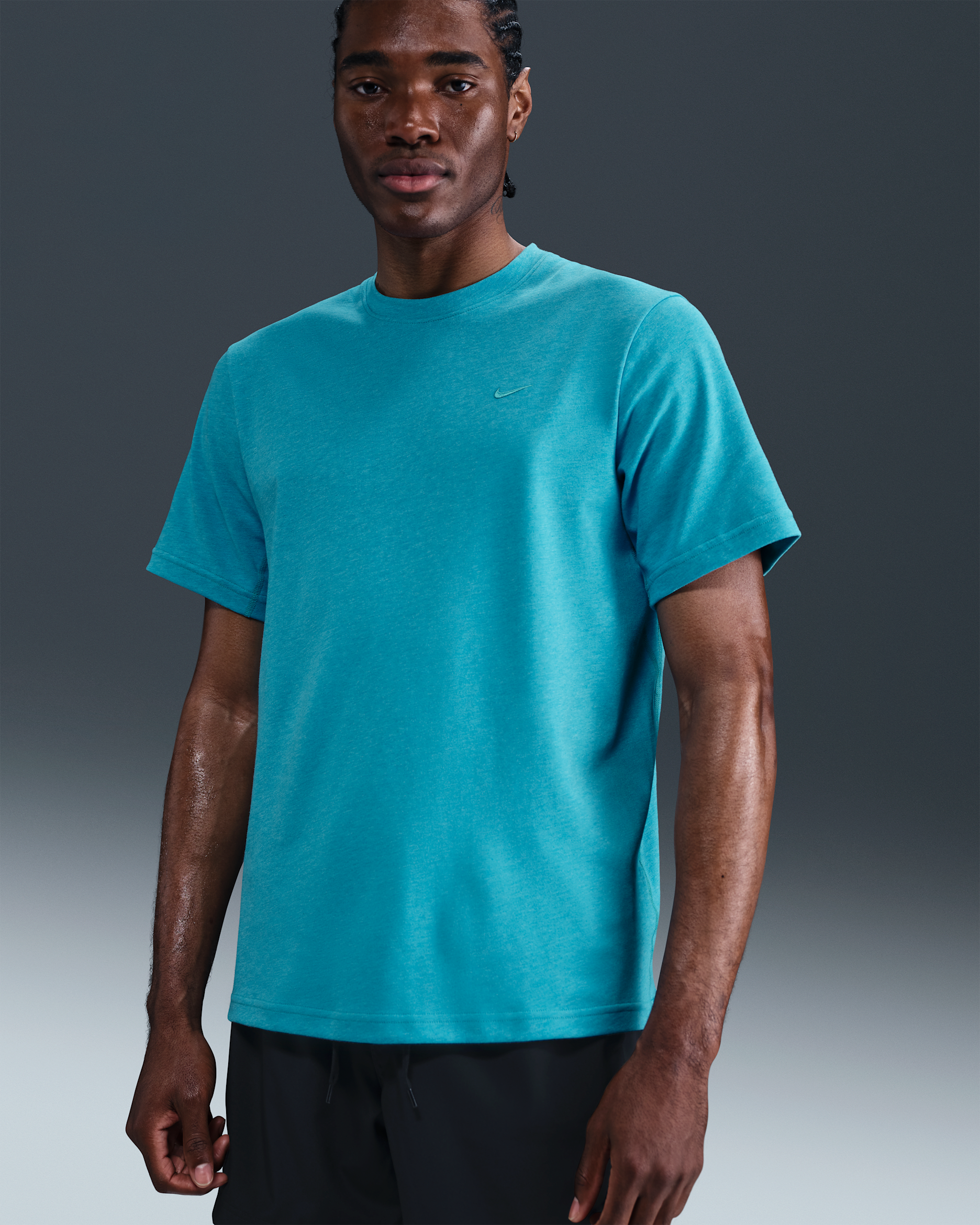 Playera versátil de manga corta para hombre Nike Primary - Cactus empolvado/Jaspeado/Cactus empolvado