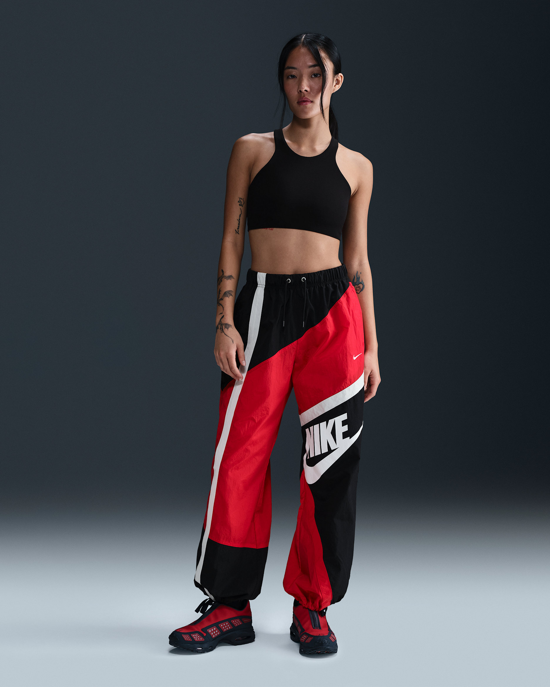 ナイキ スポーツウェア ウィメンズ ミッドライズ ルーズ ウーブン オープンヘム パンツ - ユニバーシティレッド/ブラック/セイル/セイル