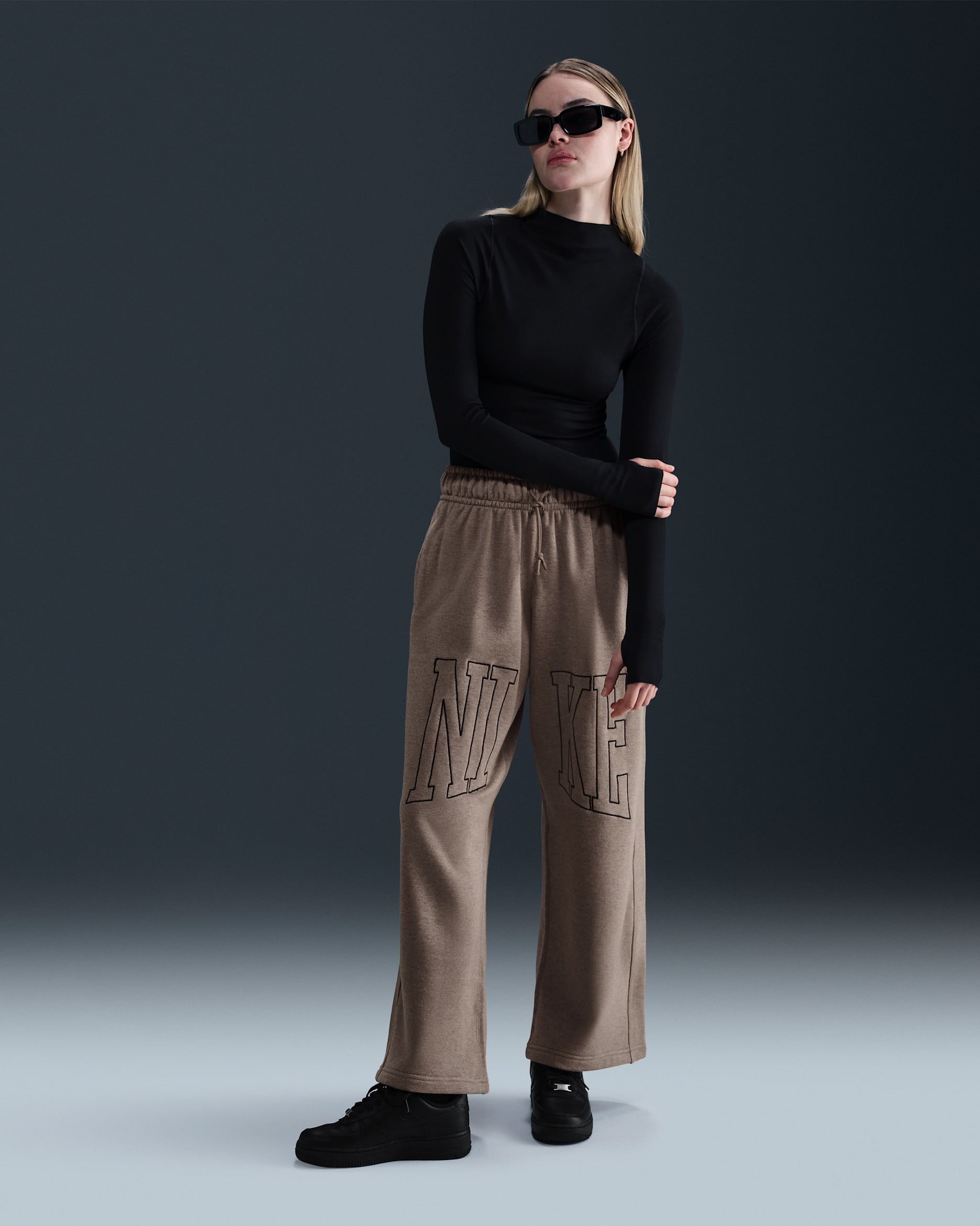 Pants de French Terry de tiro medio oversized con dobladillo abierto para mujer Nike Sportswear - Marrón visón/Jaspeado