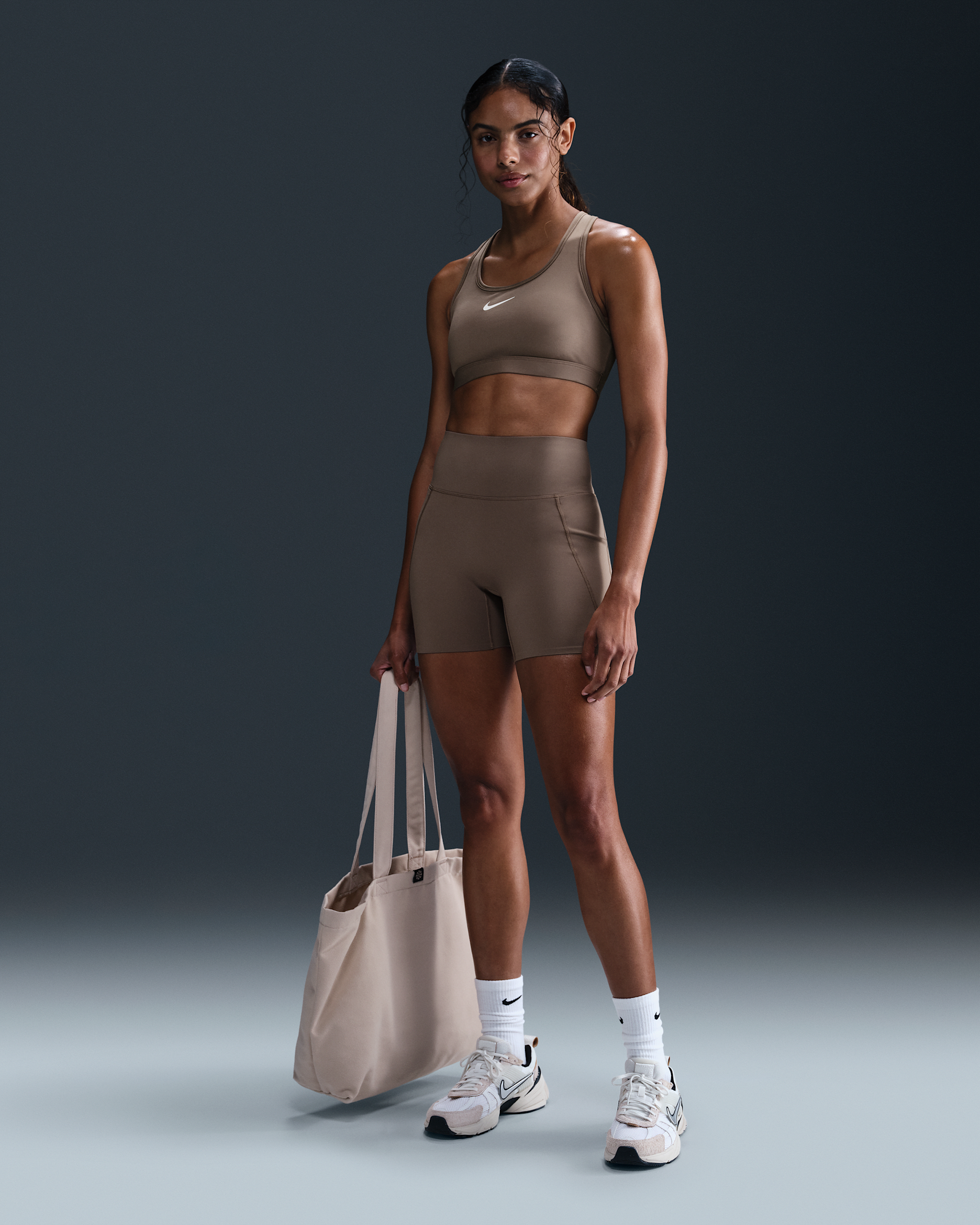 Shorts de ciclismo de tiro alto de 13 cm sin costura frontal para mujer Nike Universa - Marrón visón/Gris humo/Mineral de hierro