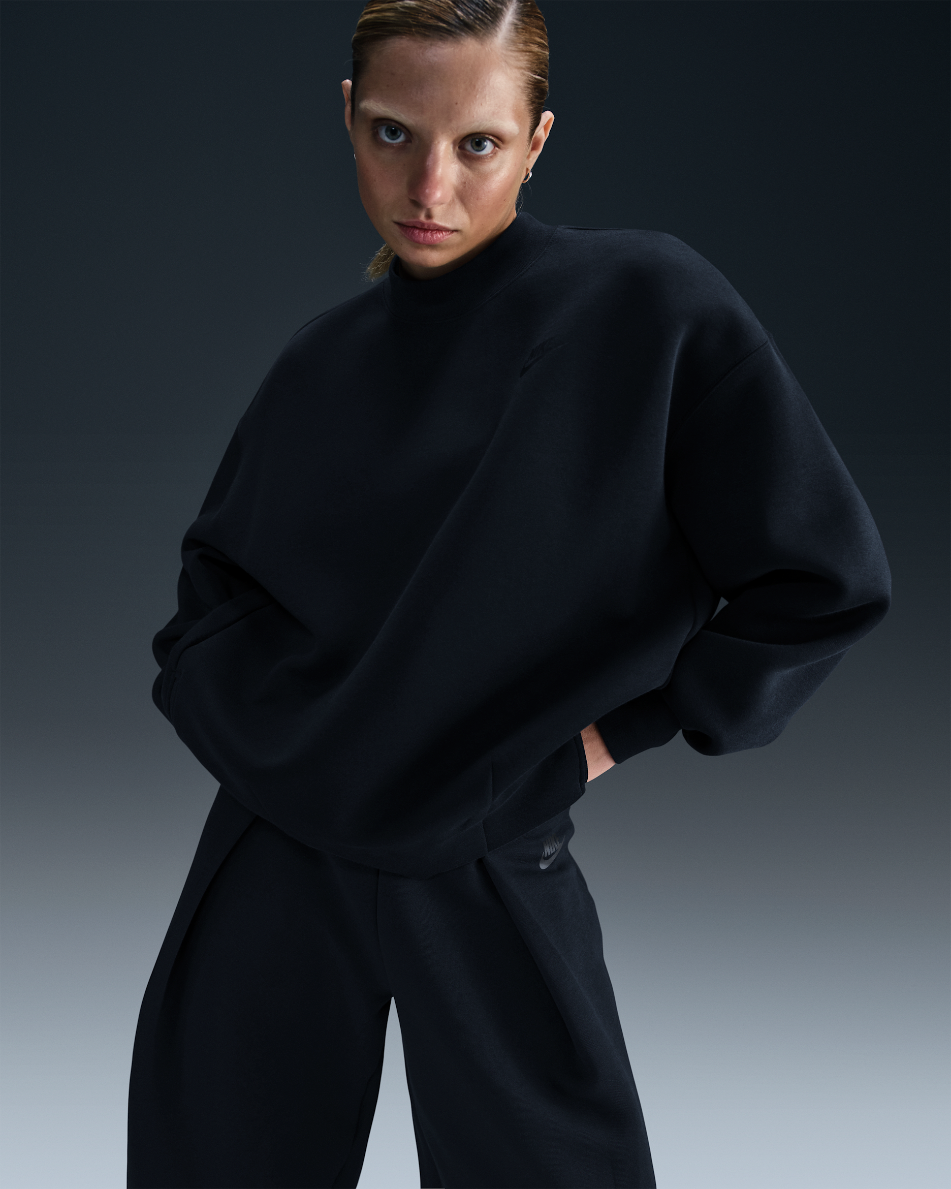 Nike Sportswear Tech Fleece Women's Oversized Crew-Neck Sweatshirt - Black/Black