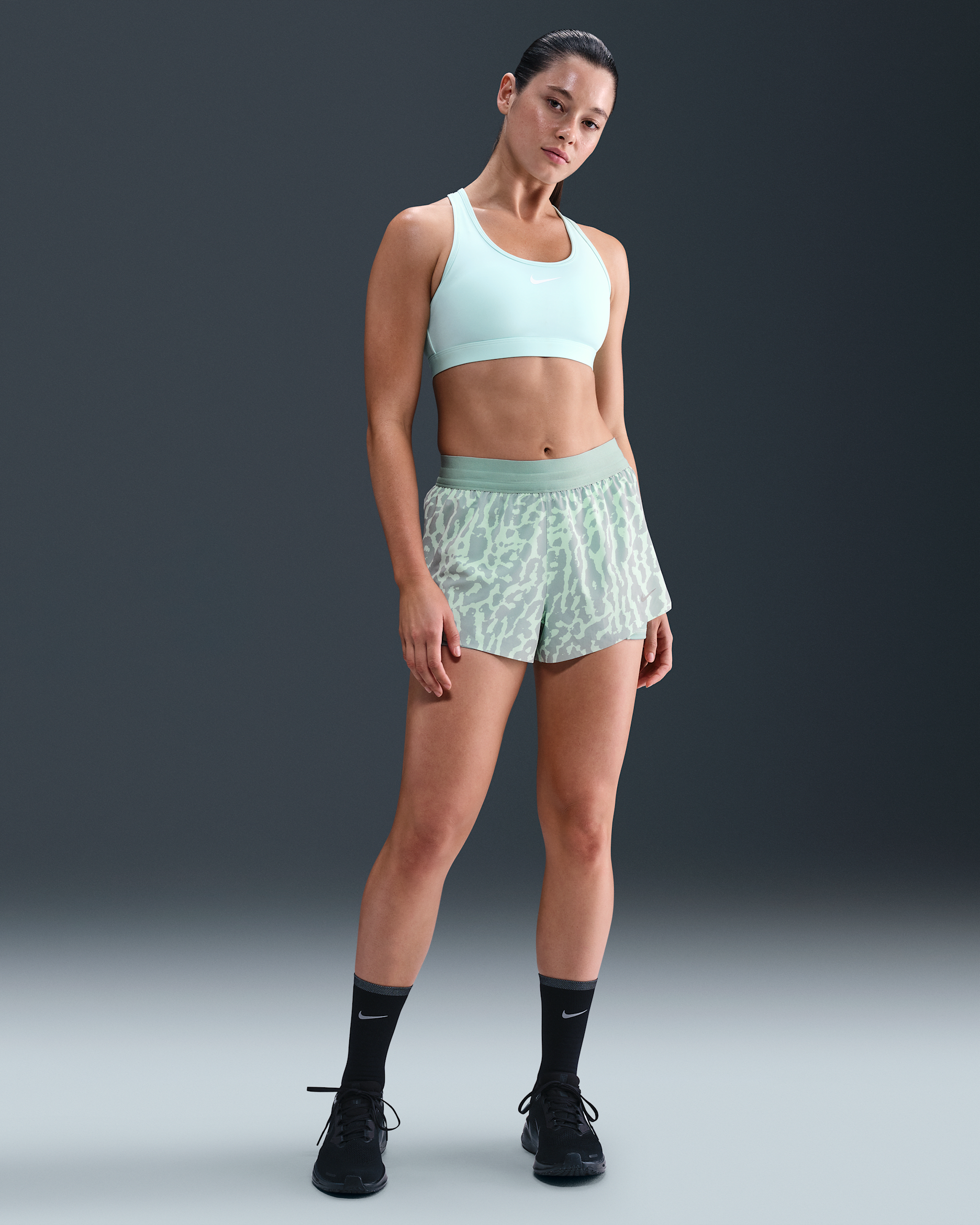Shorts de correr Dri-FIT con estampado de tiro medio 2 en 1 para mujer Nike Swift - Espuma menta/Cañón