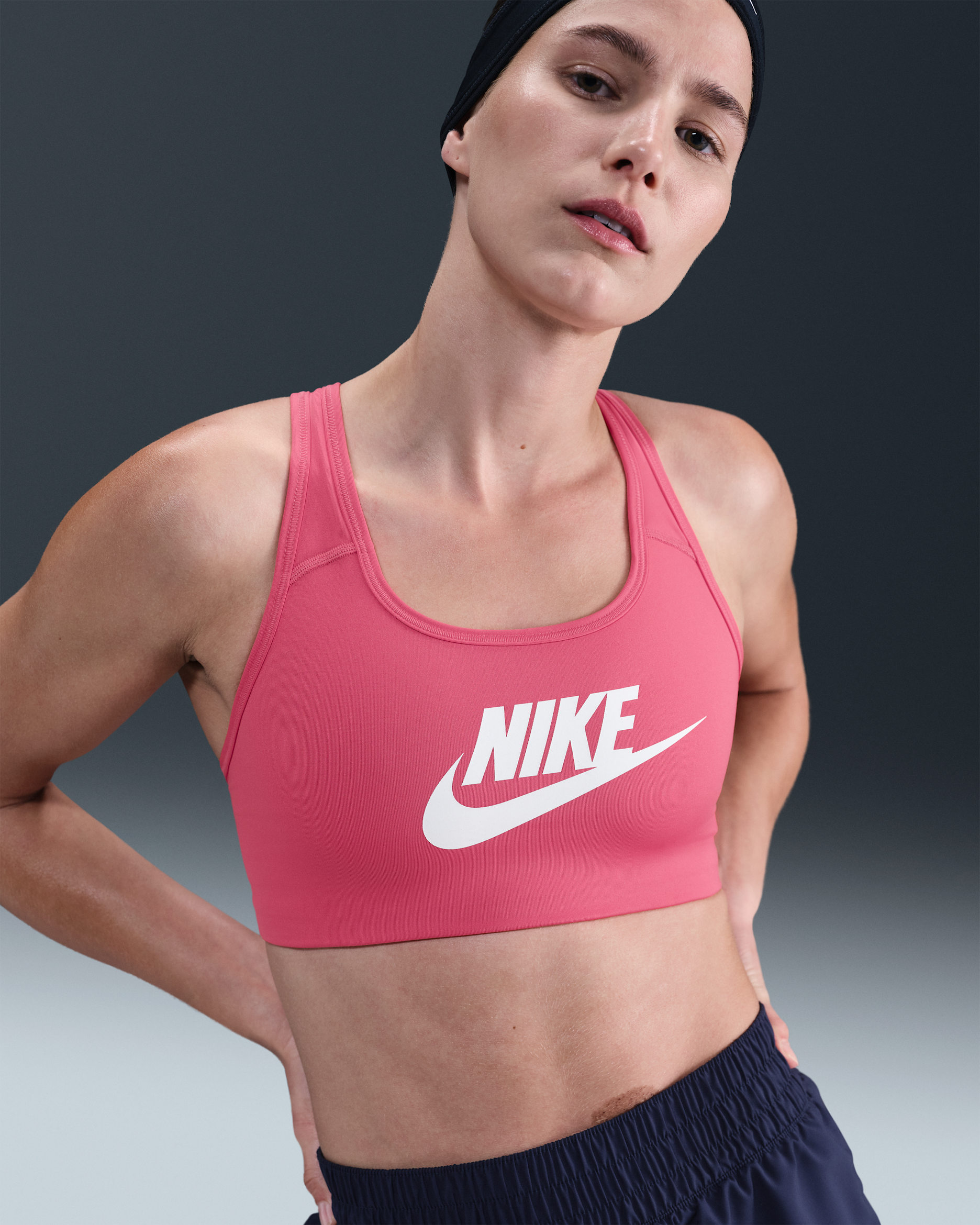 Bra deportivo de media sujeción para mujer Nike Swoosh - Rosa margarita/Blanco