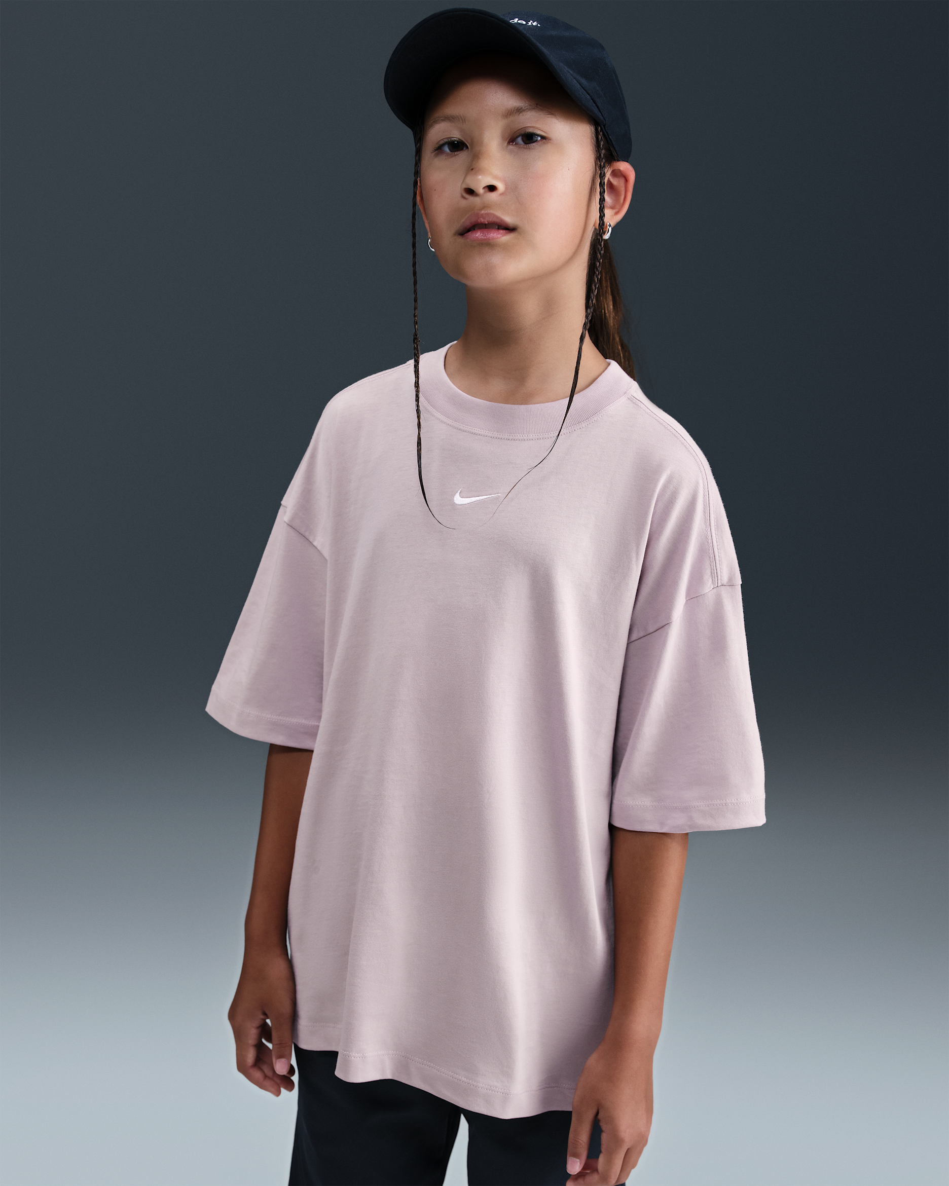 เสื้อยืดขนาดโอเวอร์ไซส์เด็กโต Nike Sportswear (หญิง) - Platinum Violet