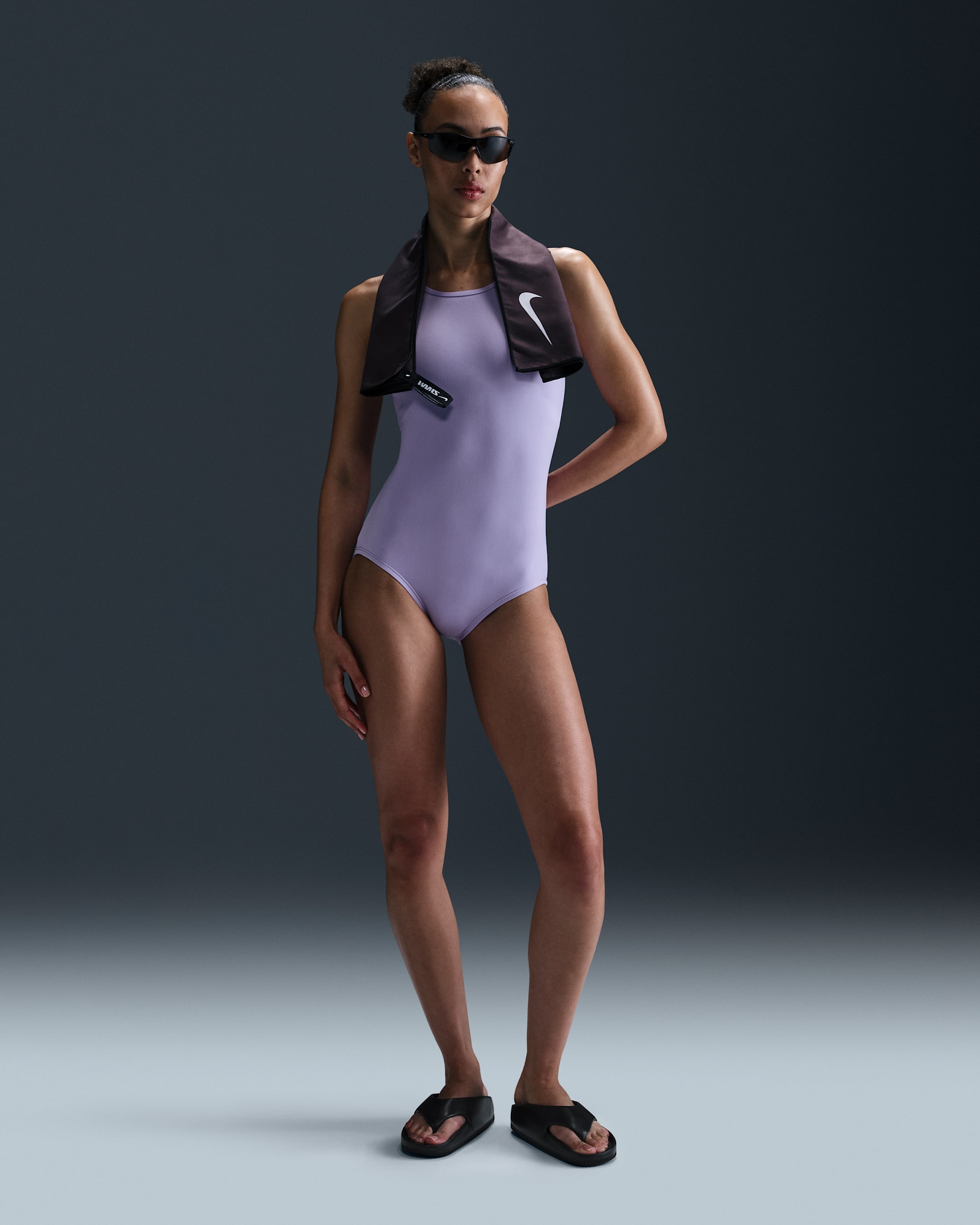 Traje de baño de una sola pieza de altura baja en las piernas y espalda en U Nike Swim HydraStrong para mujer - Hortensias/Blanco