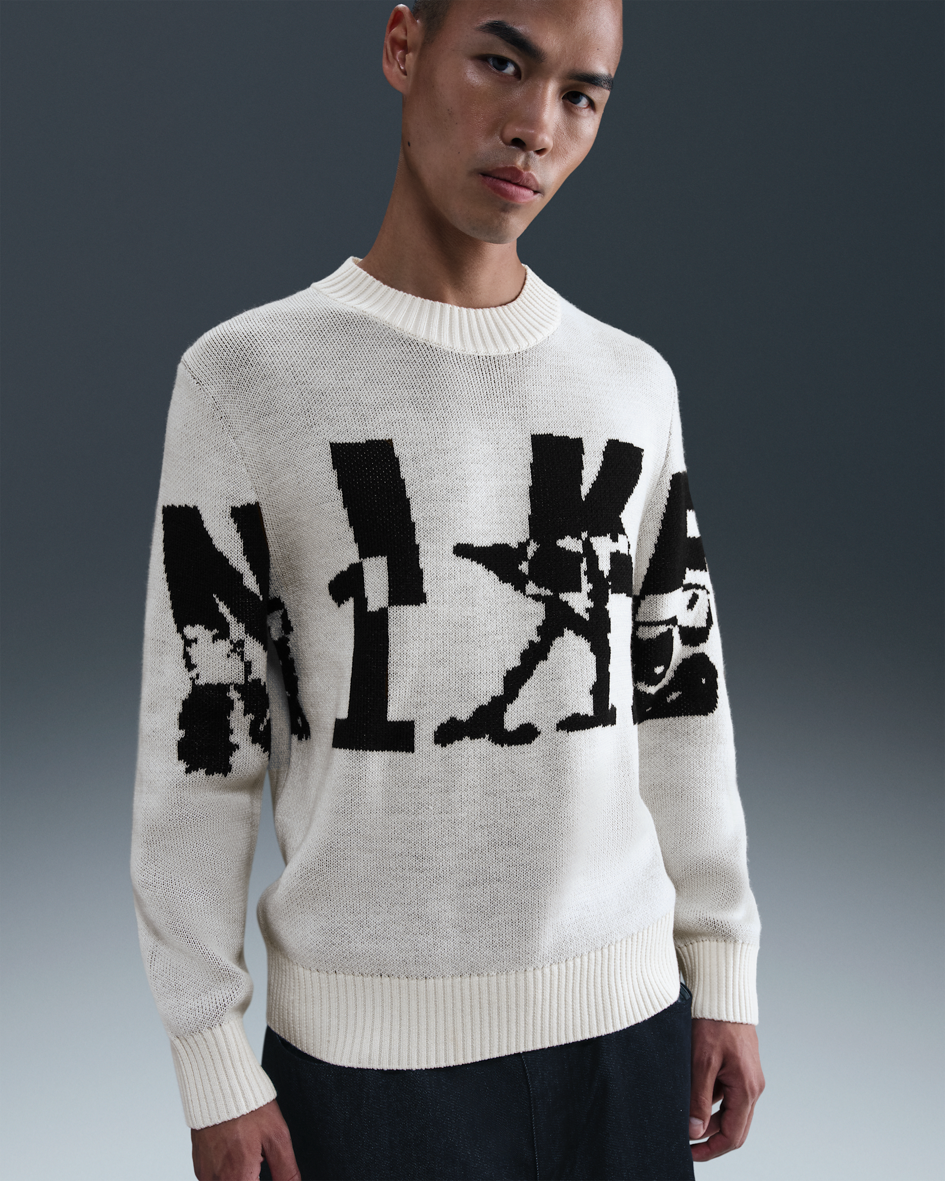 เสื้อสเวตเตอร์คอกลมผู้ชายแบบถัก Nike Sportswear - Soft Pearl