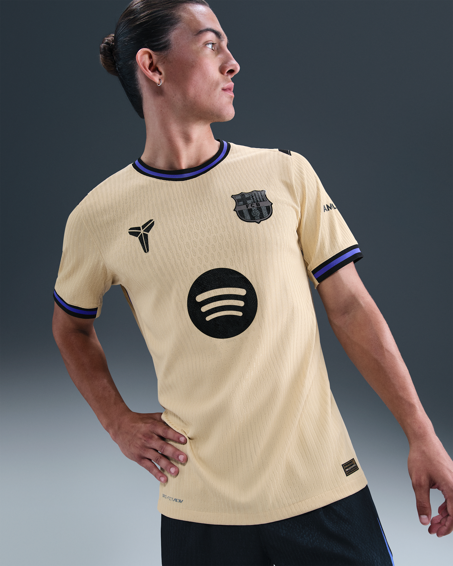 Jersey de fútbol Kobe Dri-FIT ADV Authentic para hombre FC Barcelona 2025/26 Match visitante - Oro team/Oro team/Violeta persa/Negro