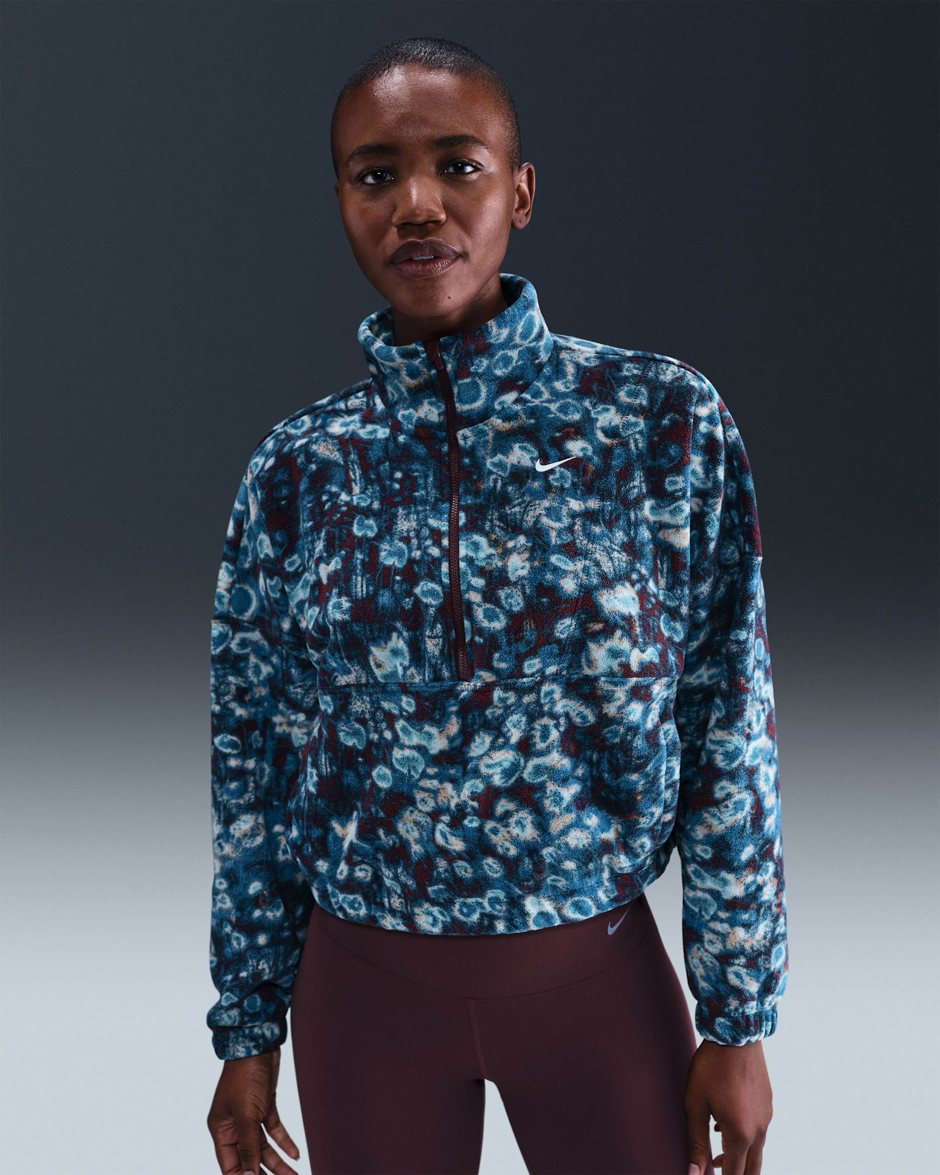 Sudadera de tejido Fleece Therma-FIT oversized de 1/2 cierre para mujer Nike One - Burdeos enérgico/Verde abismo/Azul marino medianoche/Blanco