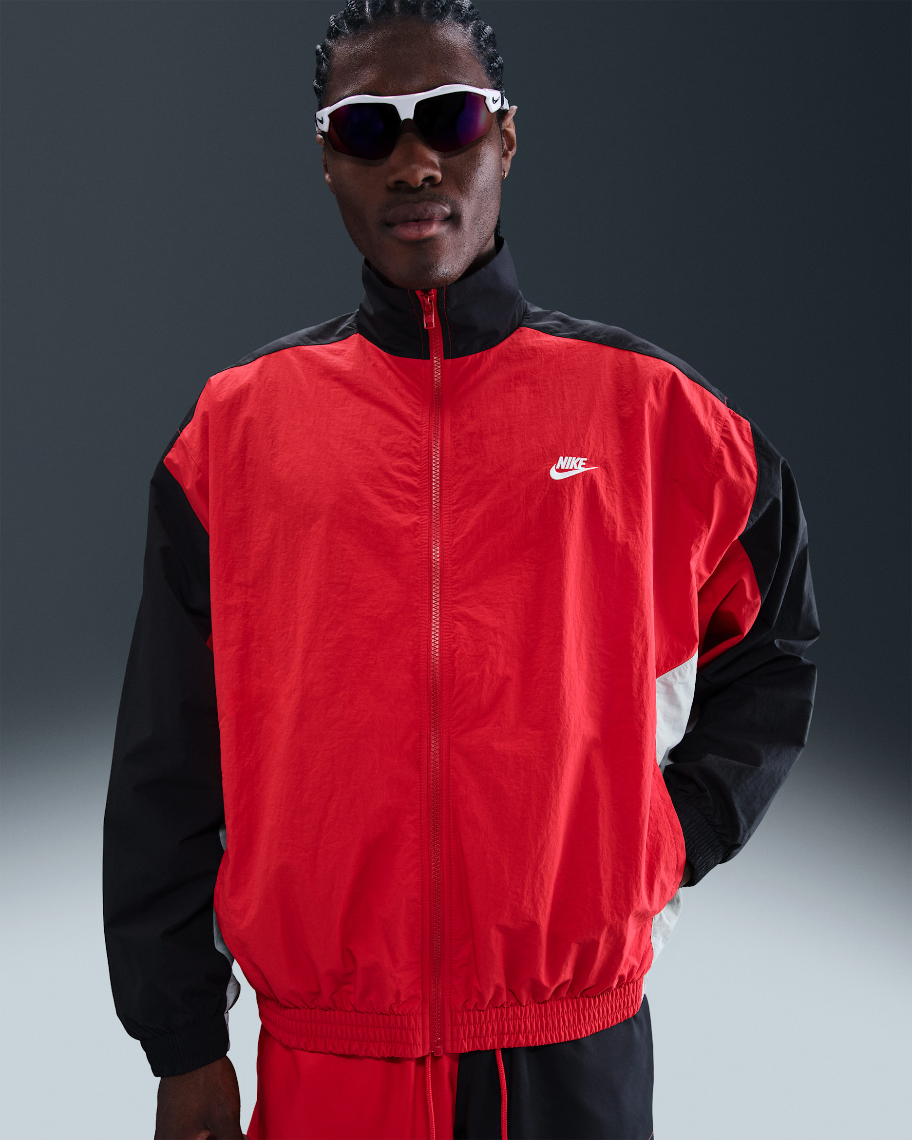 Chamarra deportiva de tejido Woven oversized para hombre Nike Club - Rojo universitario/Negro/Gris humo claro/Blanco