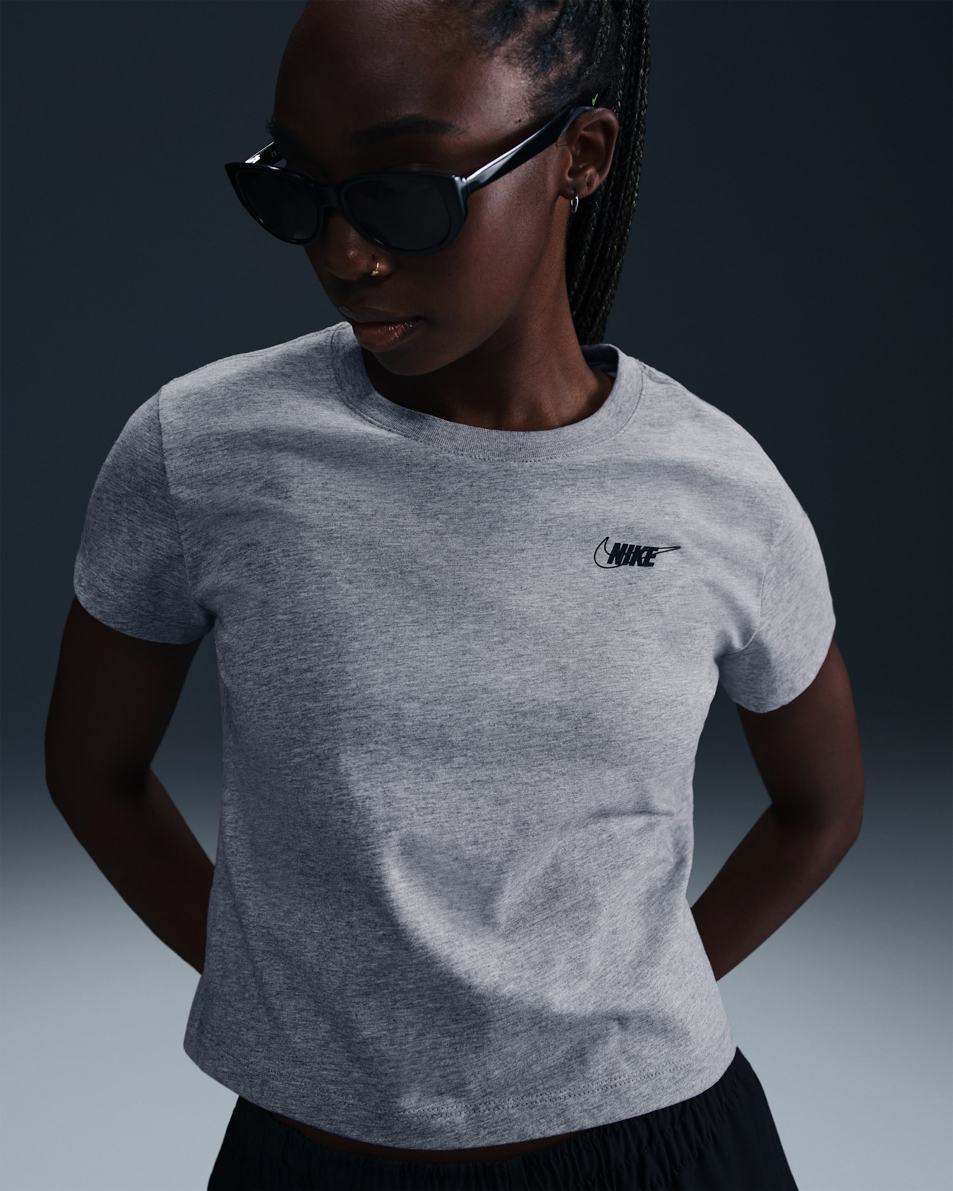 Playera de manga corta con gráfico cropped para mujer Nike Sportswear Club - Gris oscuro jaspeado