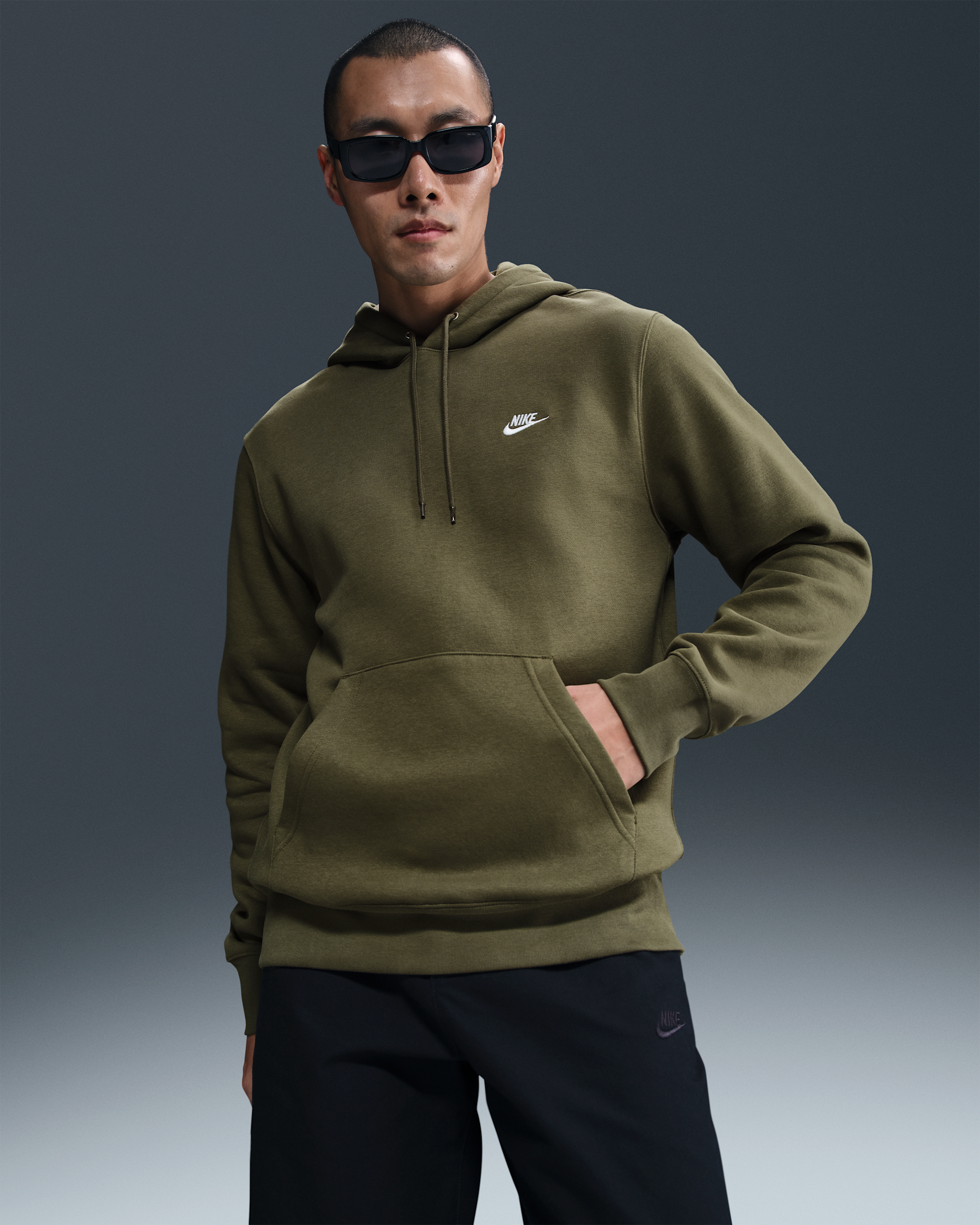 Felpa pullover in fleece con cappuccio Nike Club – Uomo - Medium Olive/Medium Olive/Bianco