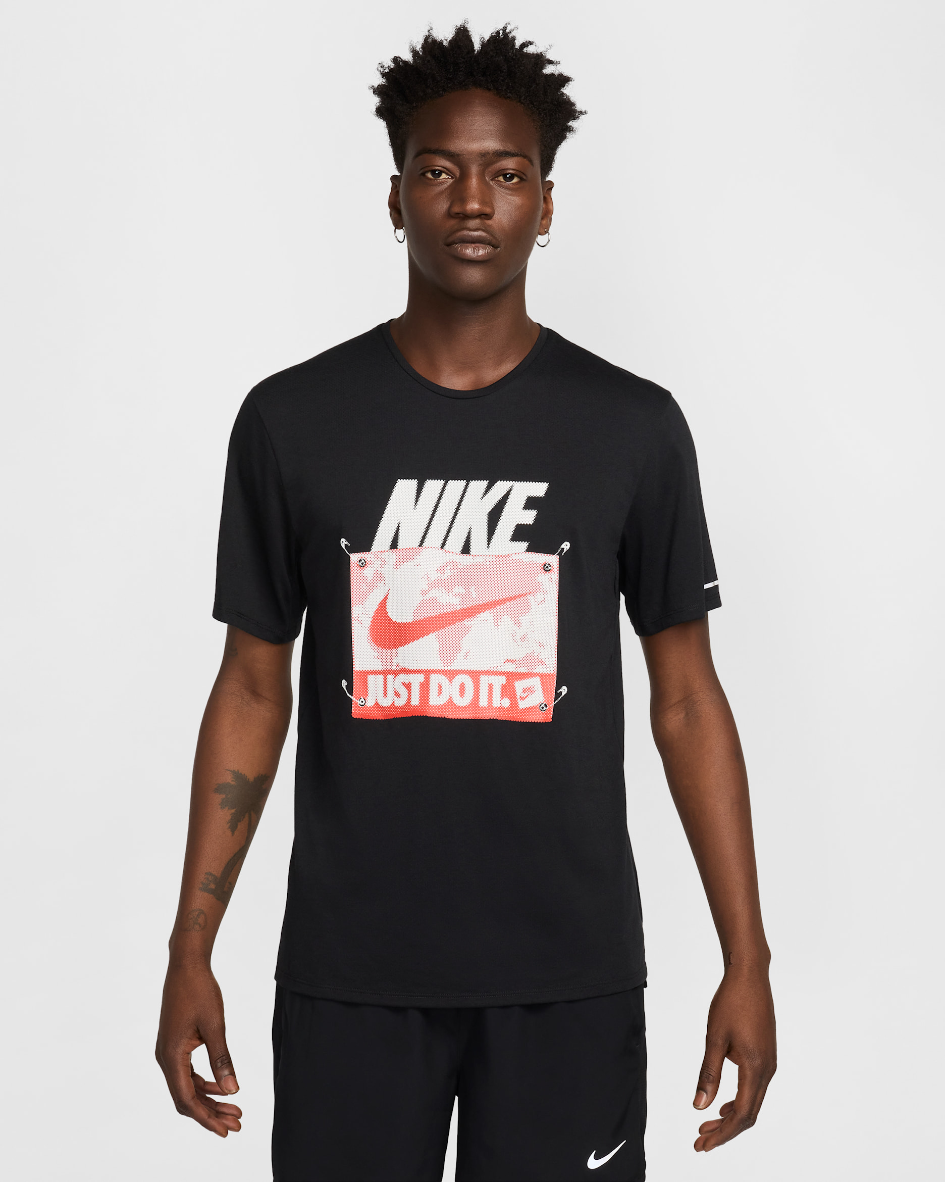 Playera de correr Dri-FIT de manga corta para hombre Nike Rise 365 Run Energy - Negro/Rojo picante
