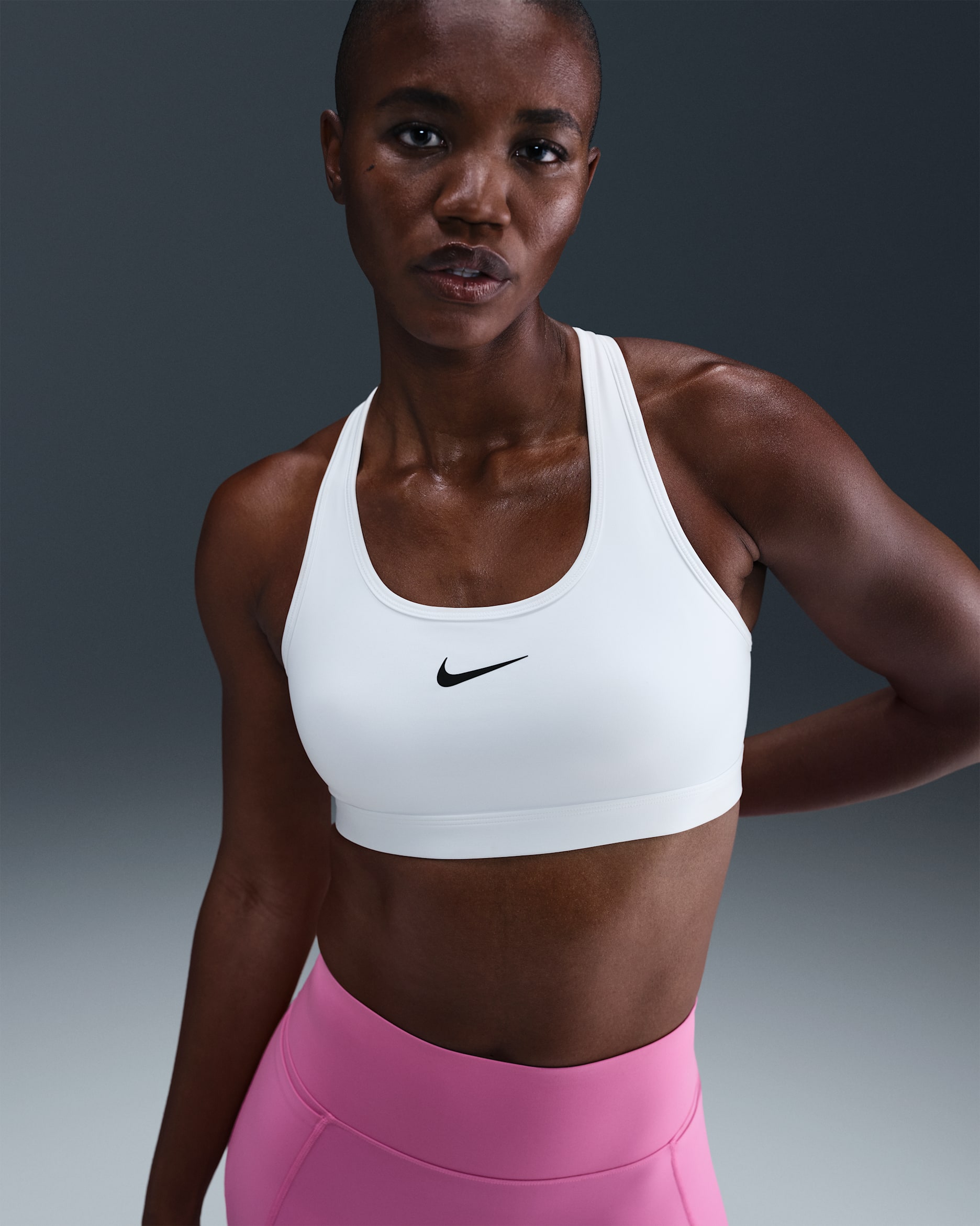 Nike Swoosh ungepolsterter Sport-BH mit mittlerem Halt - Weiß/Schwarz