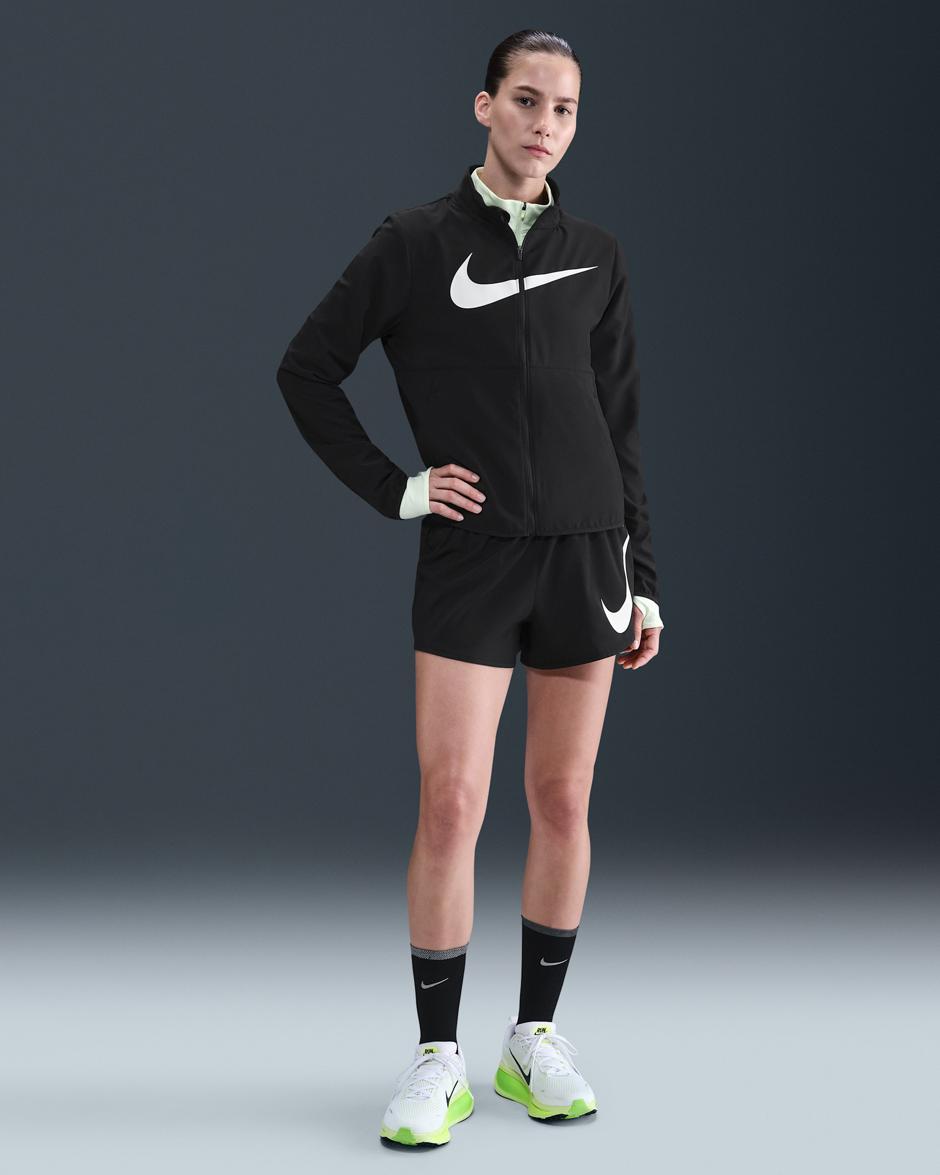 Nike One Swoosh Pantalón corto de running de 8 cm y talle medio con malla interior Dri-FIT - Mujer - Negro/Blanco