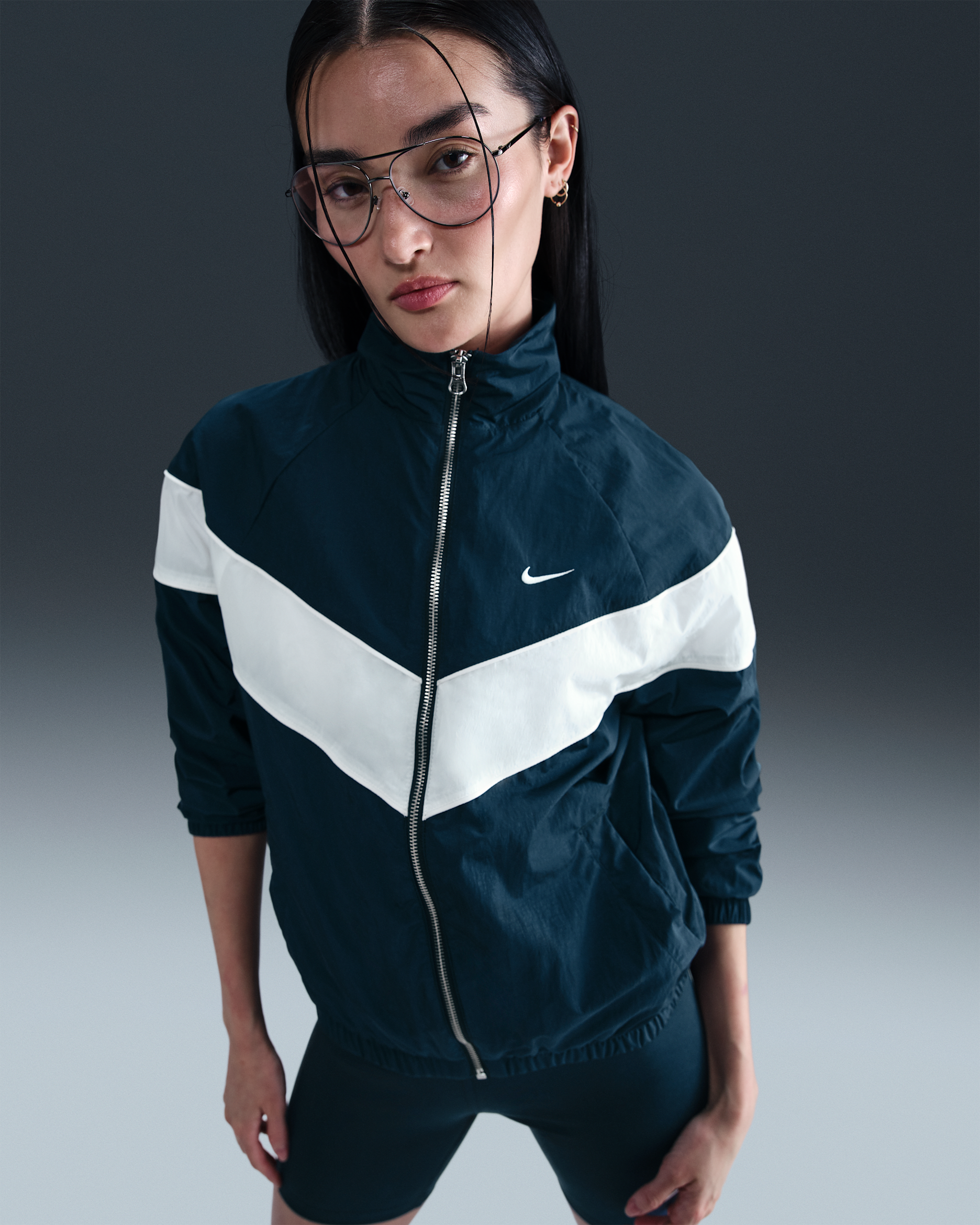 เสื้อแจ็คเก็ต UV แบบทอซิปยาวทรงหลวมผู้หญิง Nike Windrunner - Armory Navy/Sail/ขาว