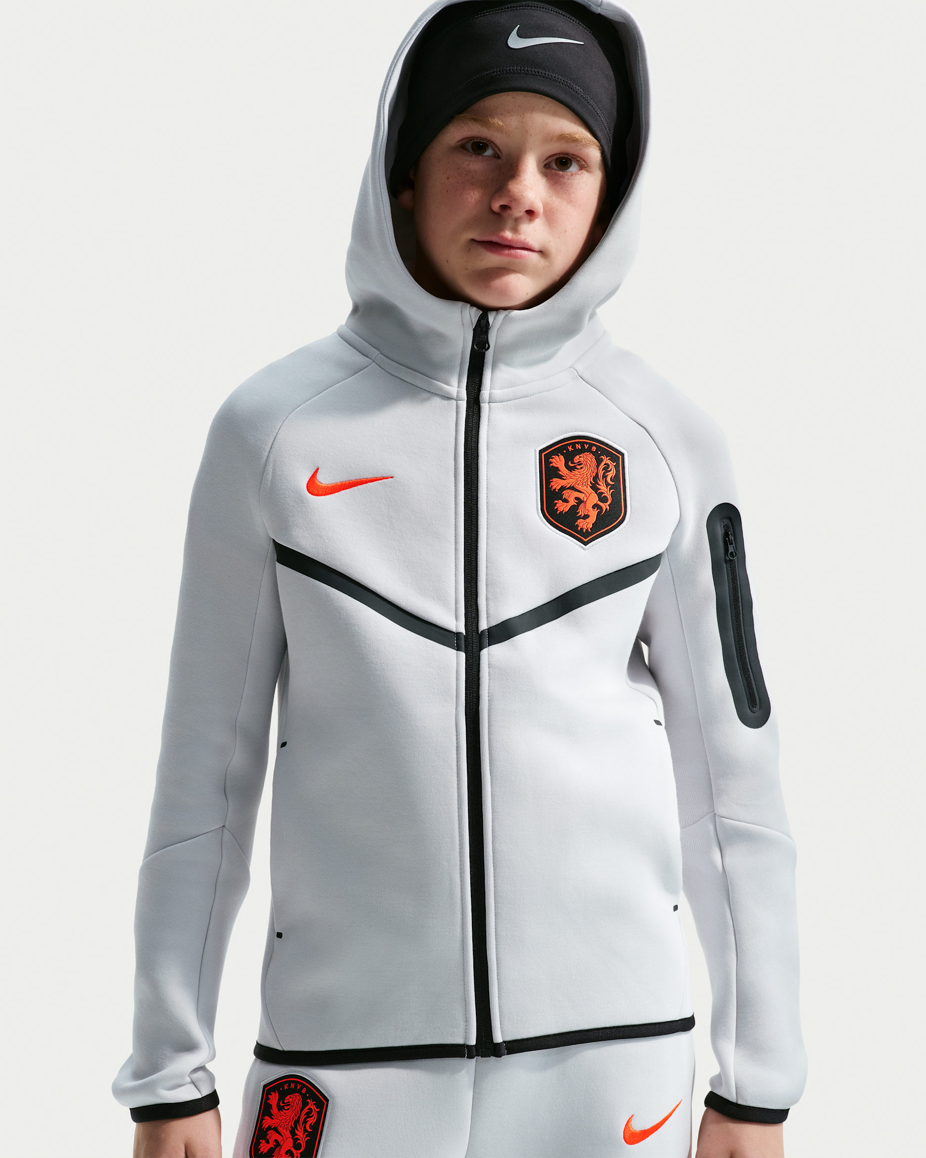Niederlande Tech Fleece Nike Fußball-Hoodie mit durchgehendem Reißverschluss für ältere Kinder (Jungen) - Photon Dust/Photon Dust/Hyper Crimson