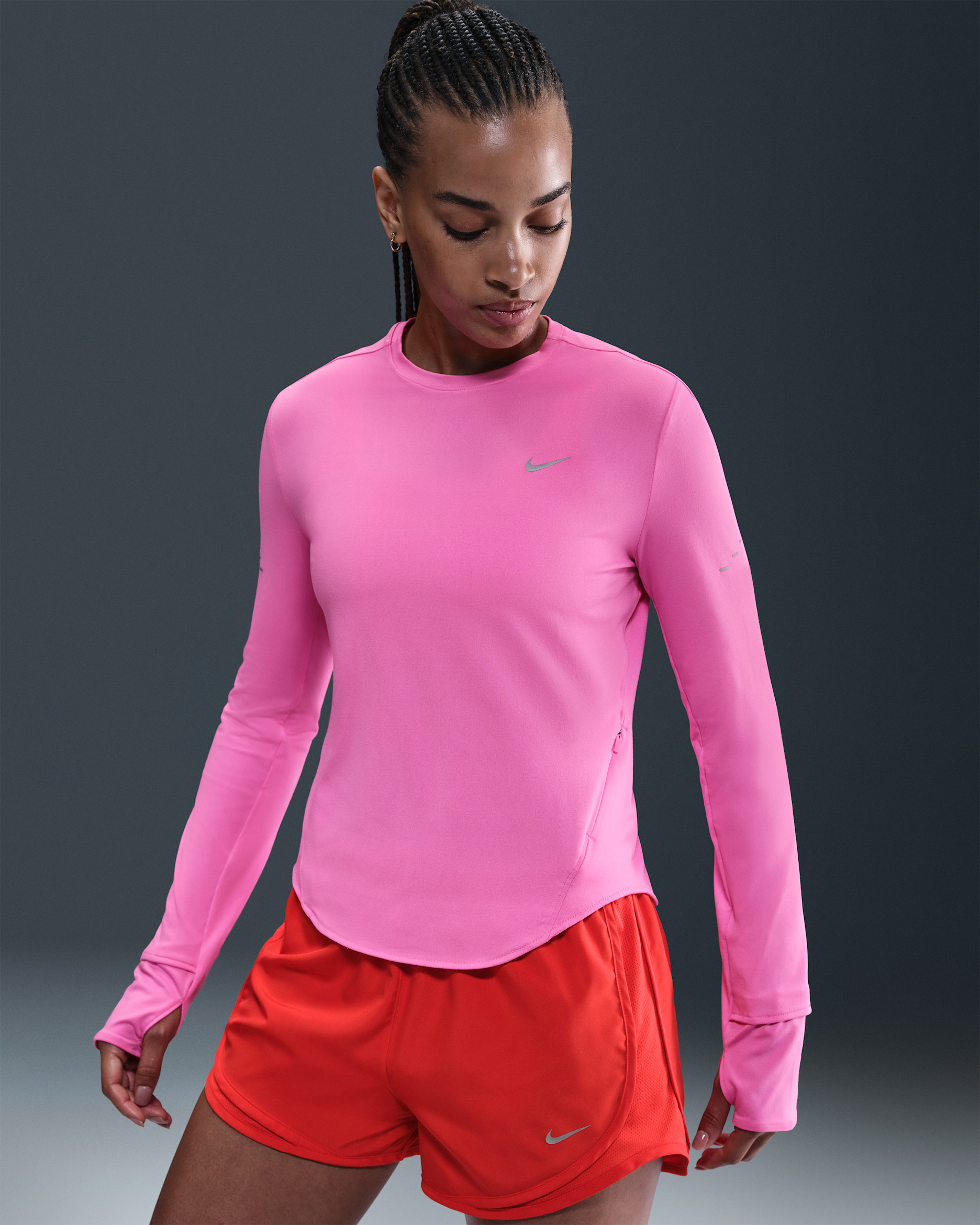 Playera de correr de manga larga de cuello redondo Dri-FIT UV para mujer Nike Swift - Rosa alegre