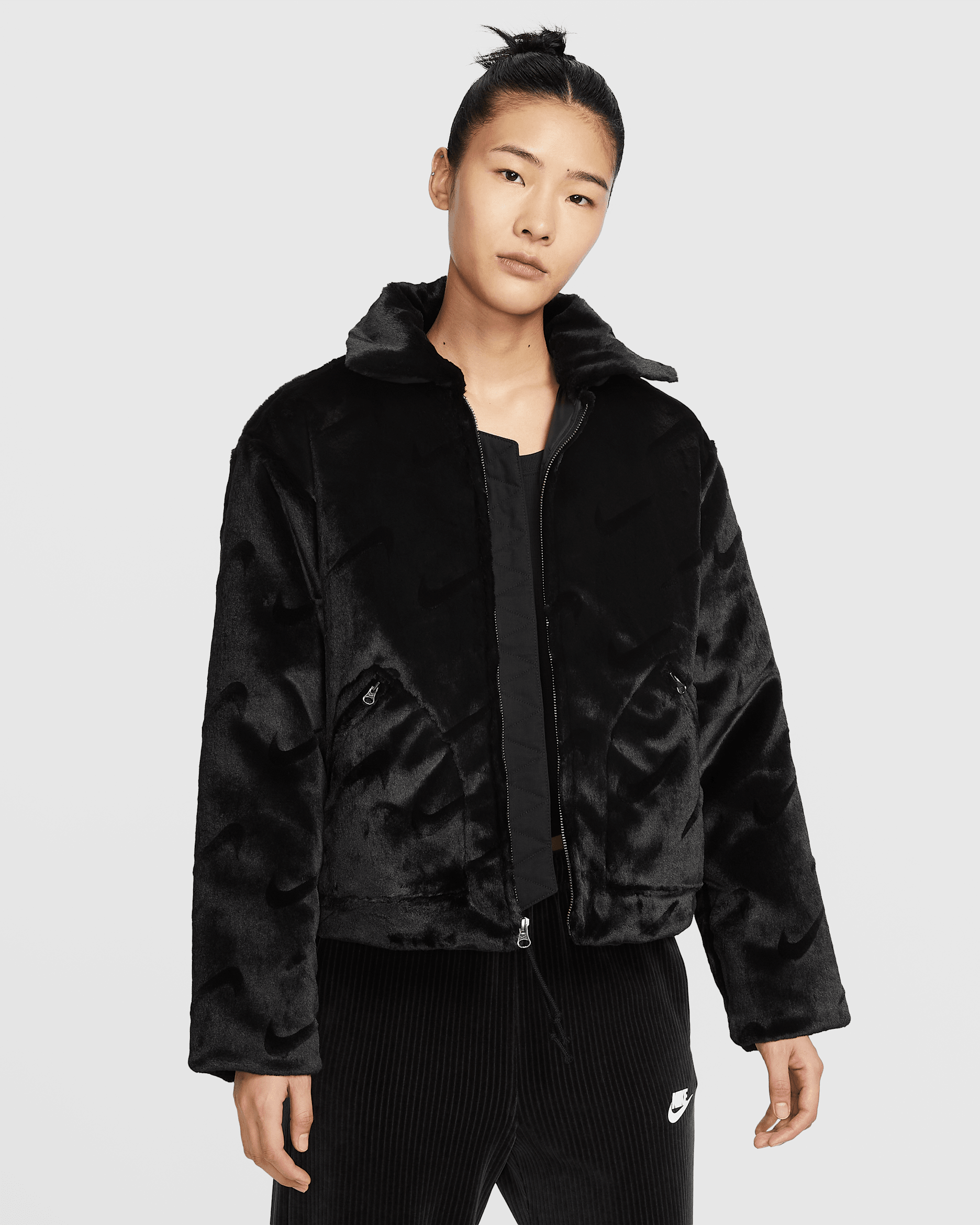 ナイキ スポーツウェア エッセンシャル ウィメンズ ルーズ プリント フェイクファー ジャケット - ブラック/ホワイト