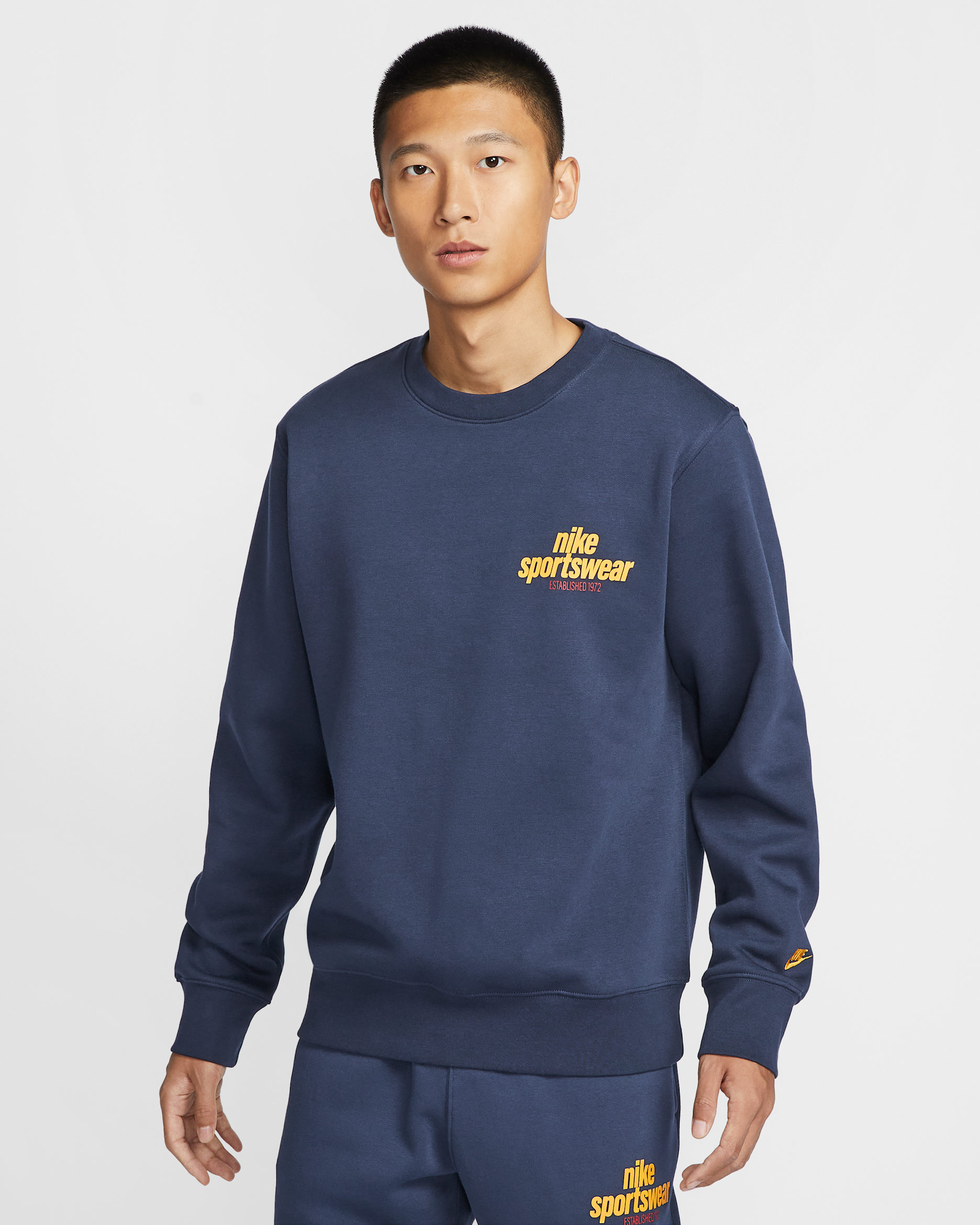 ナイキ クラブ メンズ フリース クルー - オブシディアン/オブシディアン/ユニバーシティゴールド