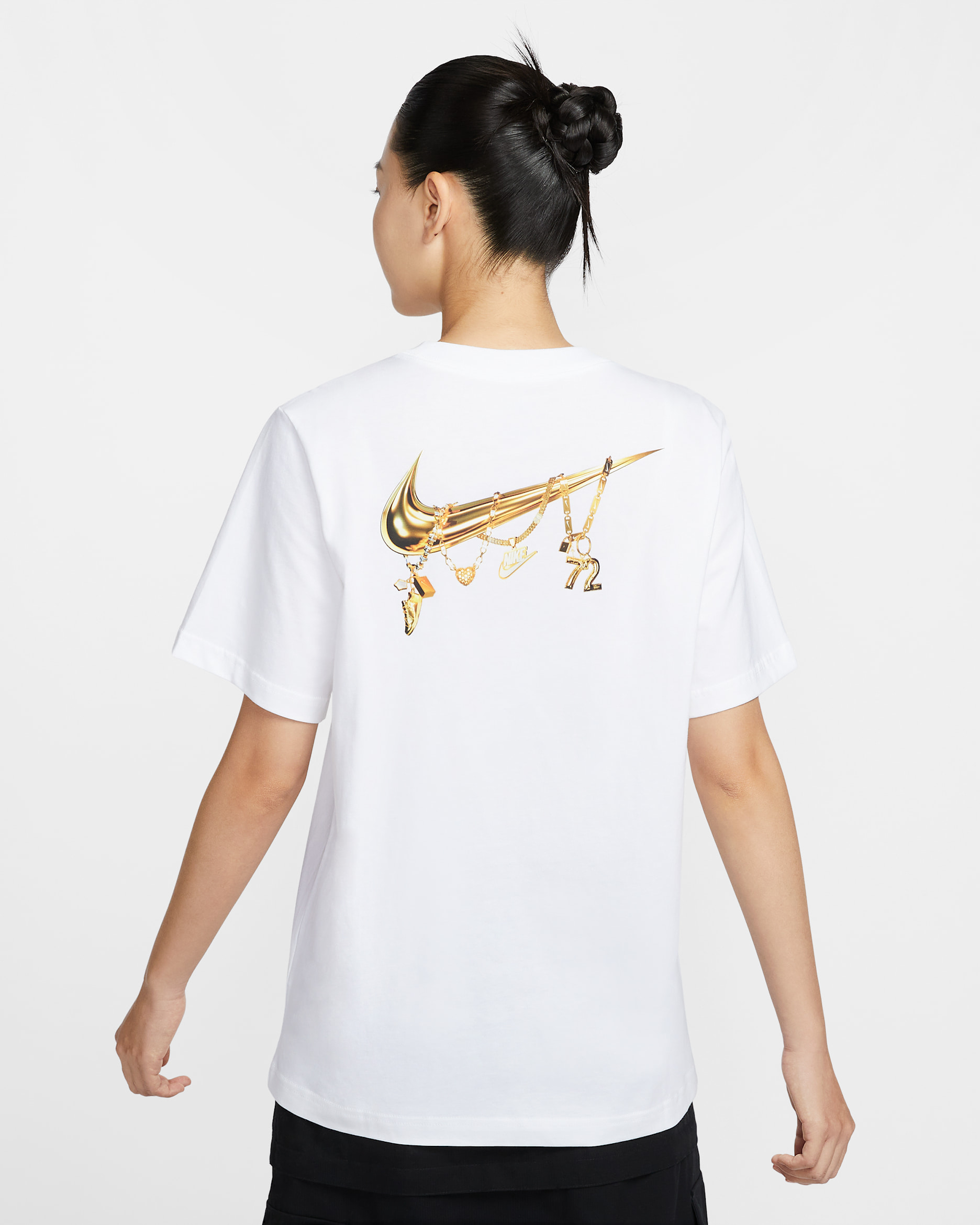 เสื้อยืดกราฟิกแขนสั้นทรงหลวมผู้หญิง Nike Sportswear - ขาว