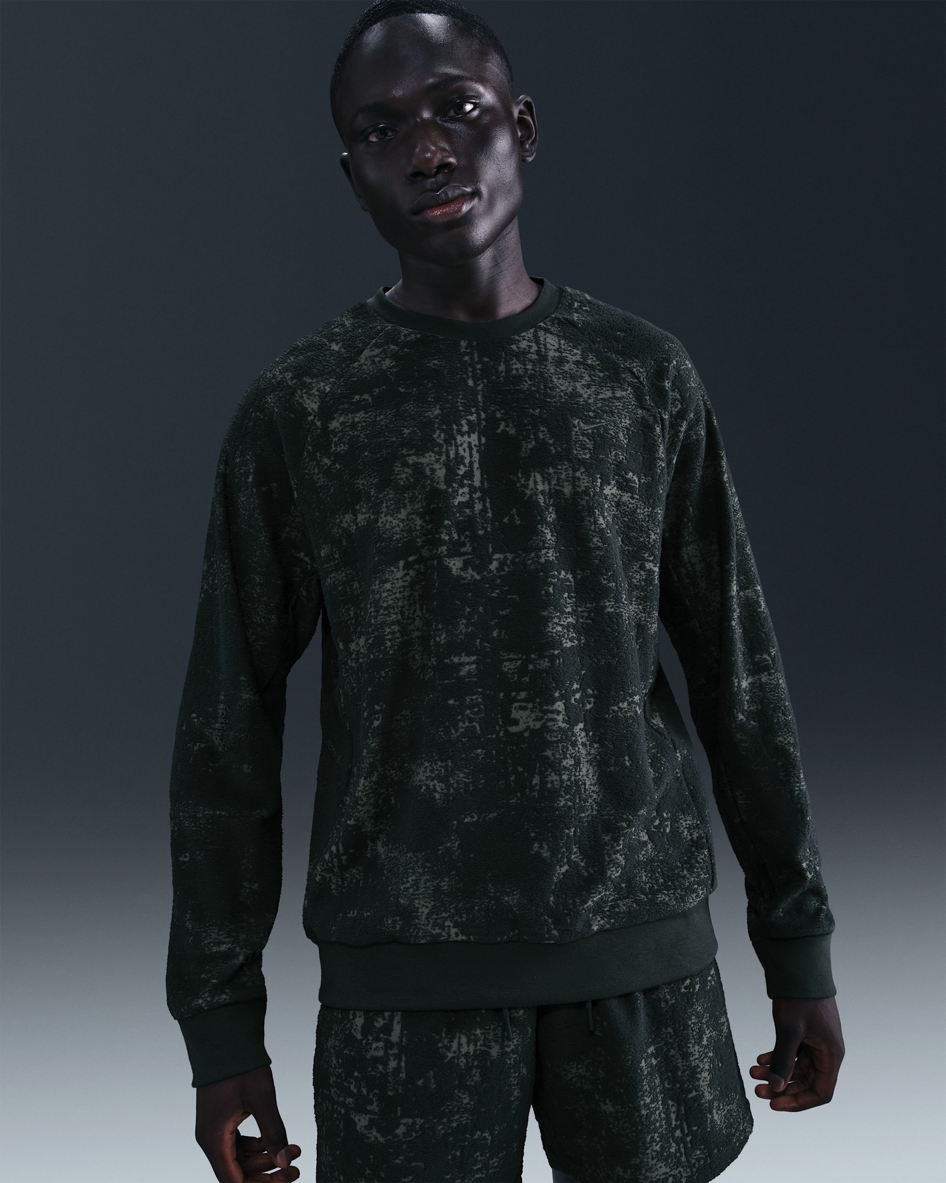 Sudadera de cuello redondo Therma-FIT versátil para hombre Nike Primary - Alga/Alga