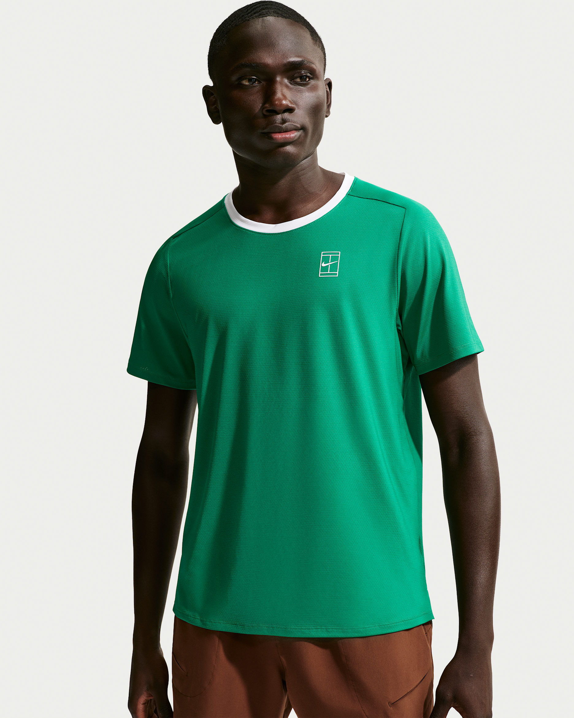 Playera de tenis Dri-FIT para hombre NikeCourt Advantage - Malaquita/Blanco/Blanco