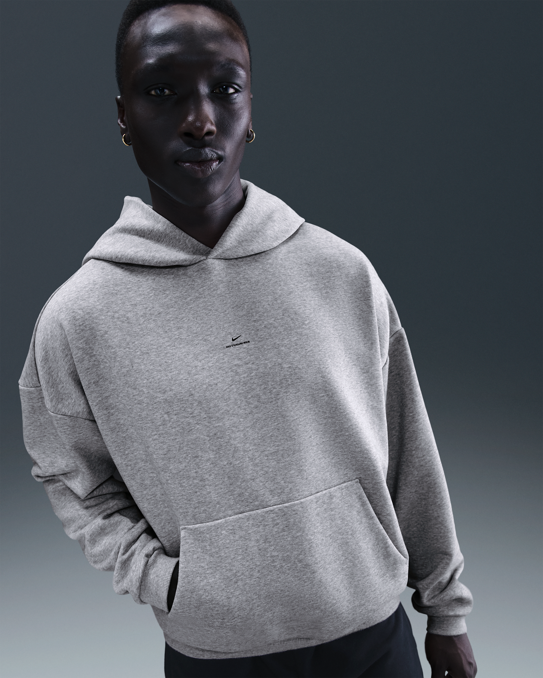 Nike Standard Issue Men's Therma-FIT Brushed Basketball Pullover Hoodie - Dark Grey Heather/Black